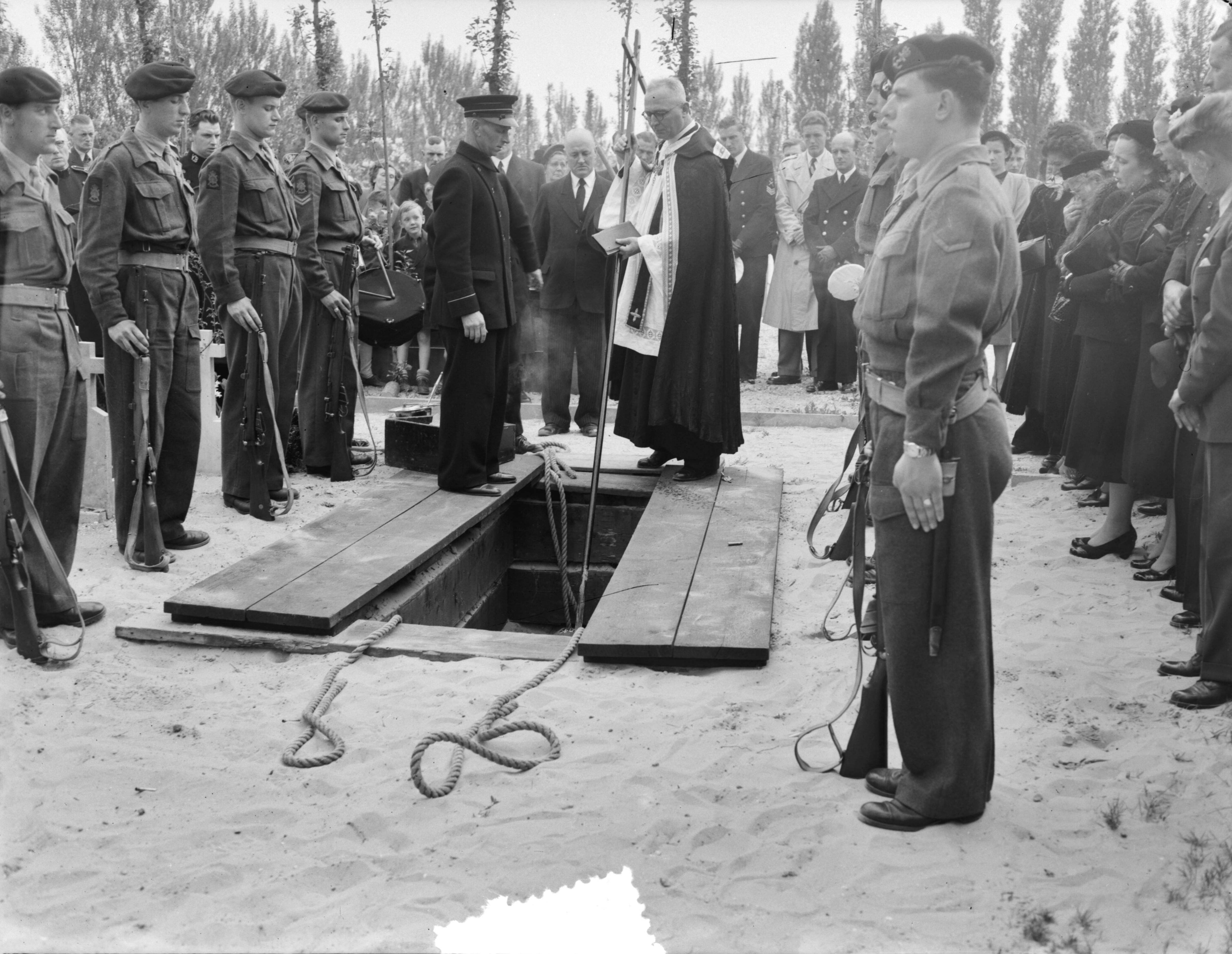 Fotocollectie Anefo — Marinebegrafenis in Den Haag — Foto: Duinen, G.W. van / Anefo. Licentie: Set B: Rechtenvrij / Publiek Domein. Bron: Nationaal Archief. http://hdl.handle.net/10648/a90c8062-d0b4-102d-bcf8-003048976d84