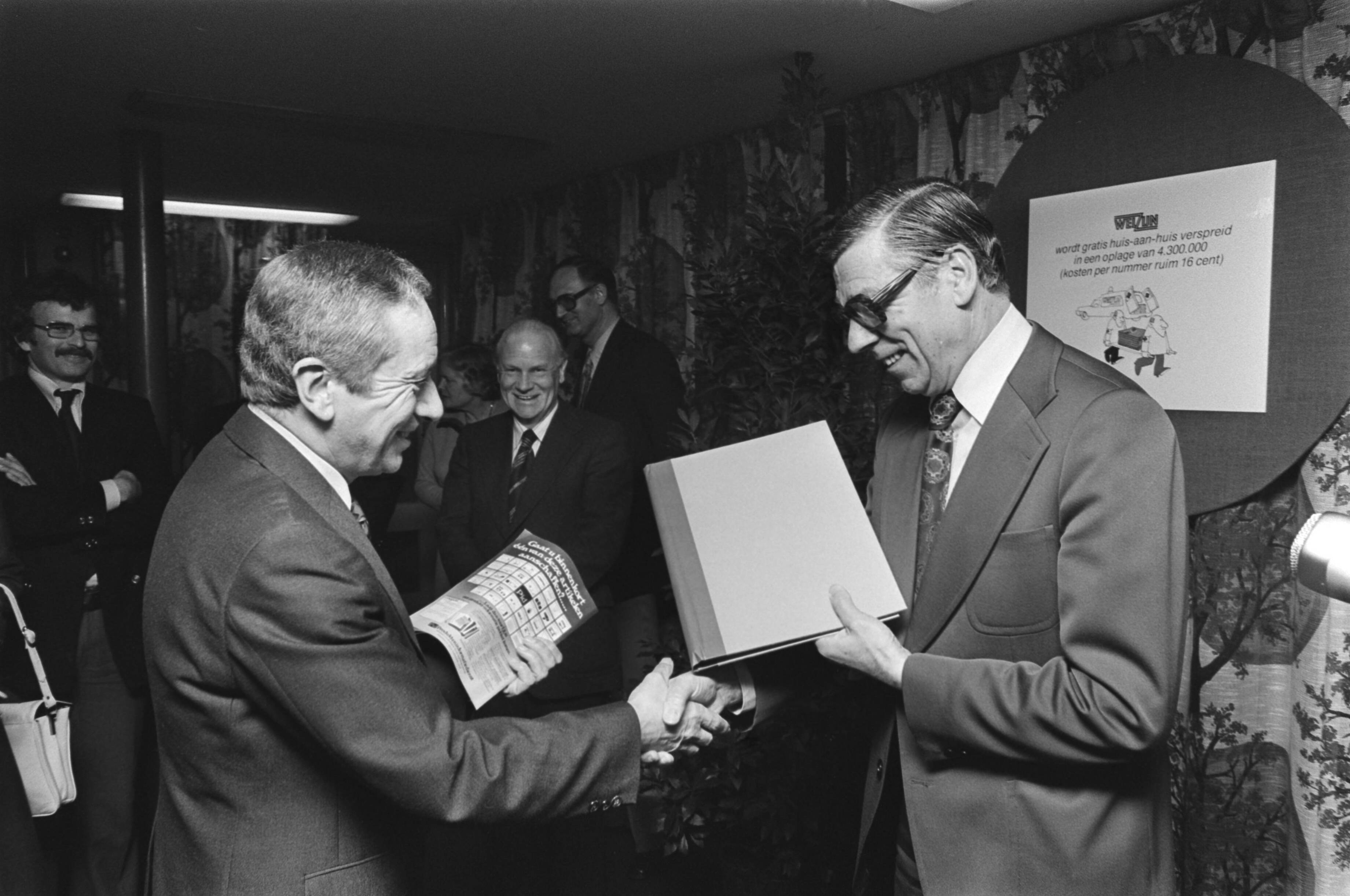Fotocollectie Anefo — Staatssecretaris Hendriks krijgt eerste nummer "Welzijn" uit handen van J. J. Peynenburg (voorz. samenwerking ziekenfondsen) ( Den Haag ) — Foto: Verhoeff, Bert / Anefo. Licentie: Set B: Rechtenvrij / Publiek Domein. Bron: Nationaal Archief. http://hdl.handle.net/10648/ac80ea12-d0b4-102d-bcf8-003048976d84
