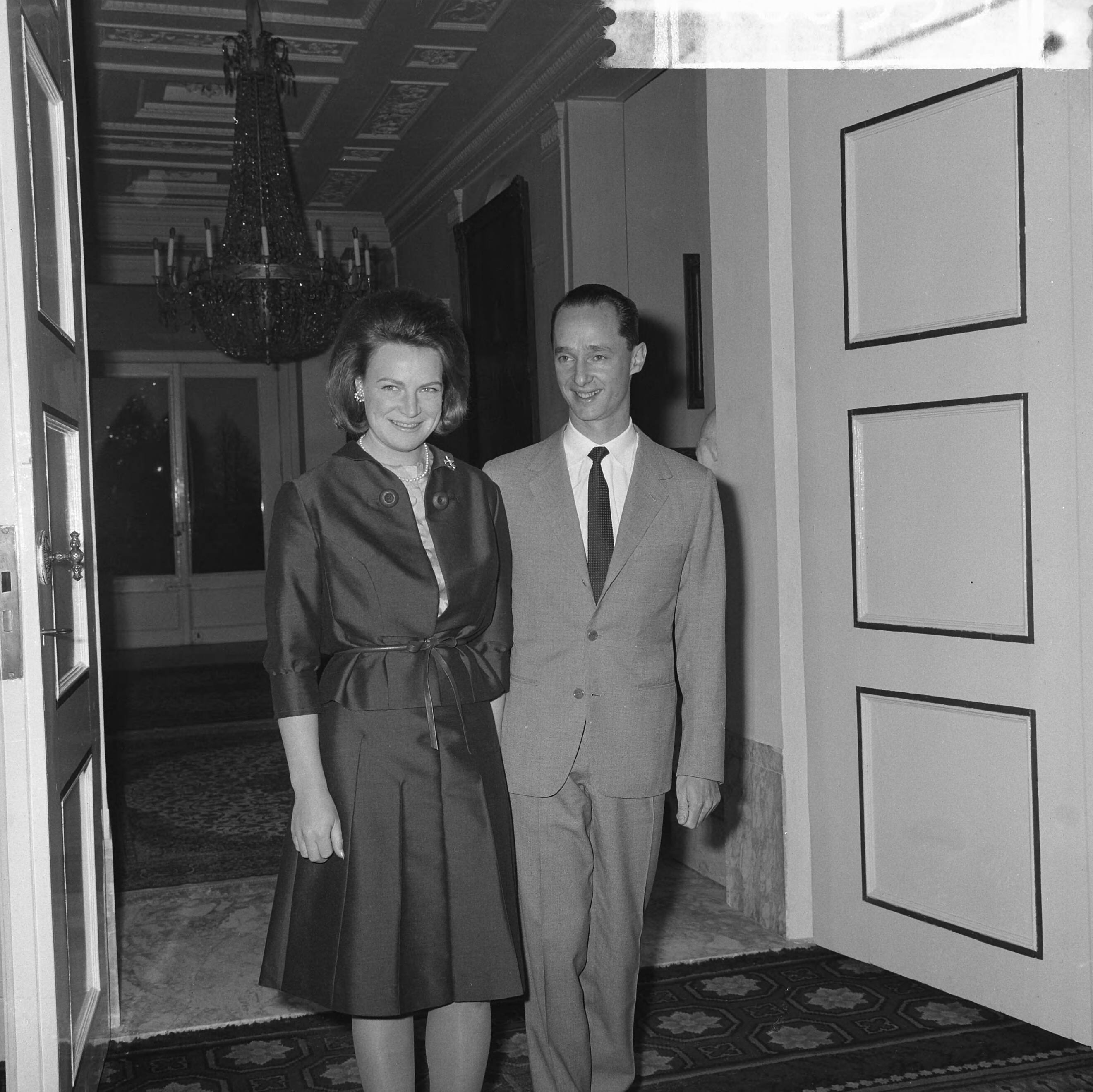 Verloving prinses Irene en prins Carel Hugo van Bourbon Parma — Prinses Irene en prins Carel Hugo de Bourbon-Parma poseren in het Paleis op Soestdijk — Foto: Pot, Harry / Anefo. Licentie: Set B: Rechtenvrij / Publiek Domein. Bron: Nationaal Archief. http://hdl.handle.net/10648/aa593da2-d0b4-102d-bcf8-003048976d84