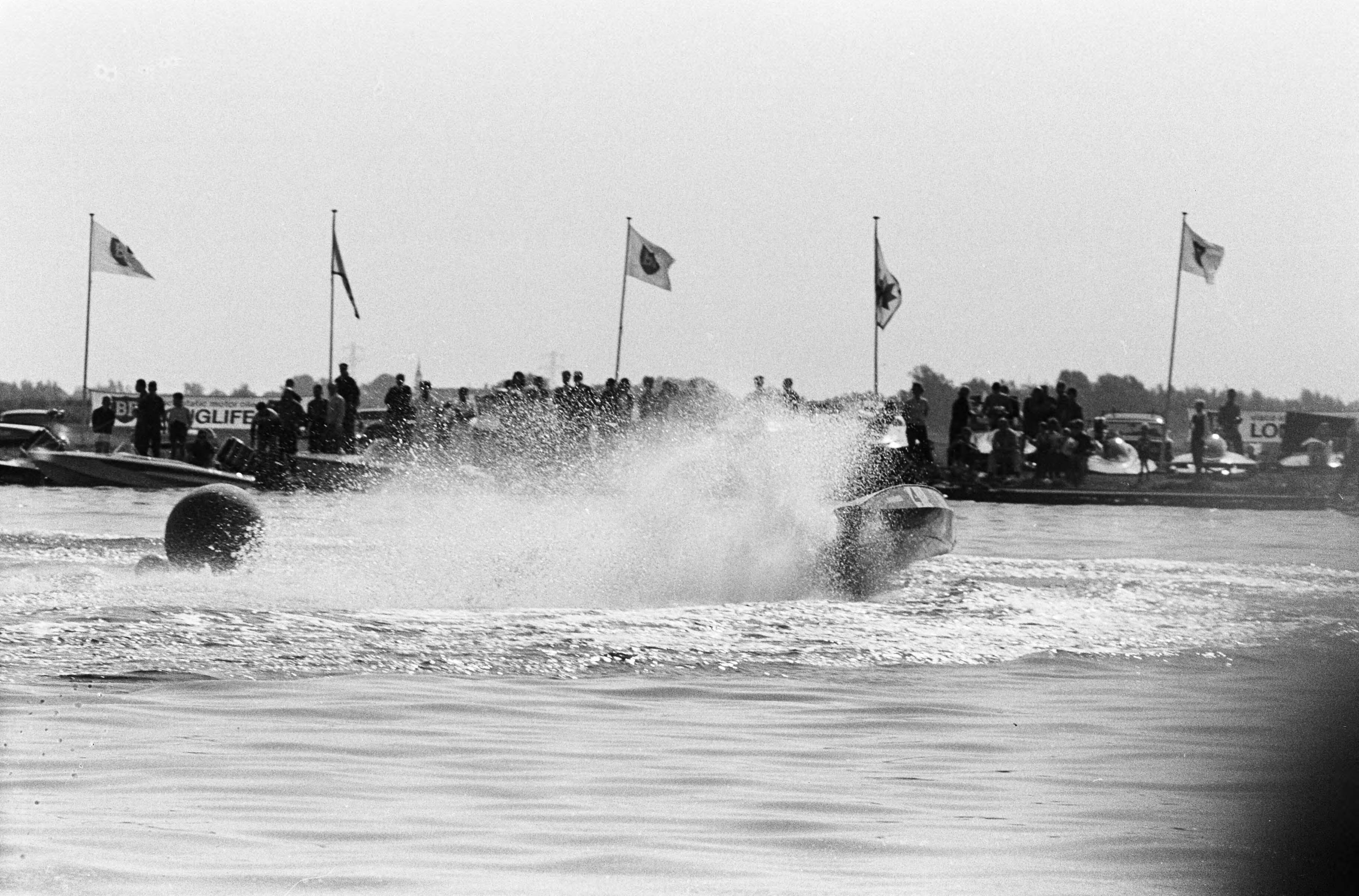 Fotocollectie Anefo — Europese kampioenschappen speedbootraces op het Noorder Buiten Spaarne te Haarlem — Foto: Pot, Harry / Anefo. Licentie: Set B: Rechtenvrij / Publiek Domein. Bron: Nationaal Archief. http://hdl.handle.net/10648/aa45722c-d0b4-102d-bcf8-003048976d84