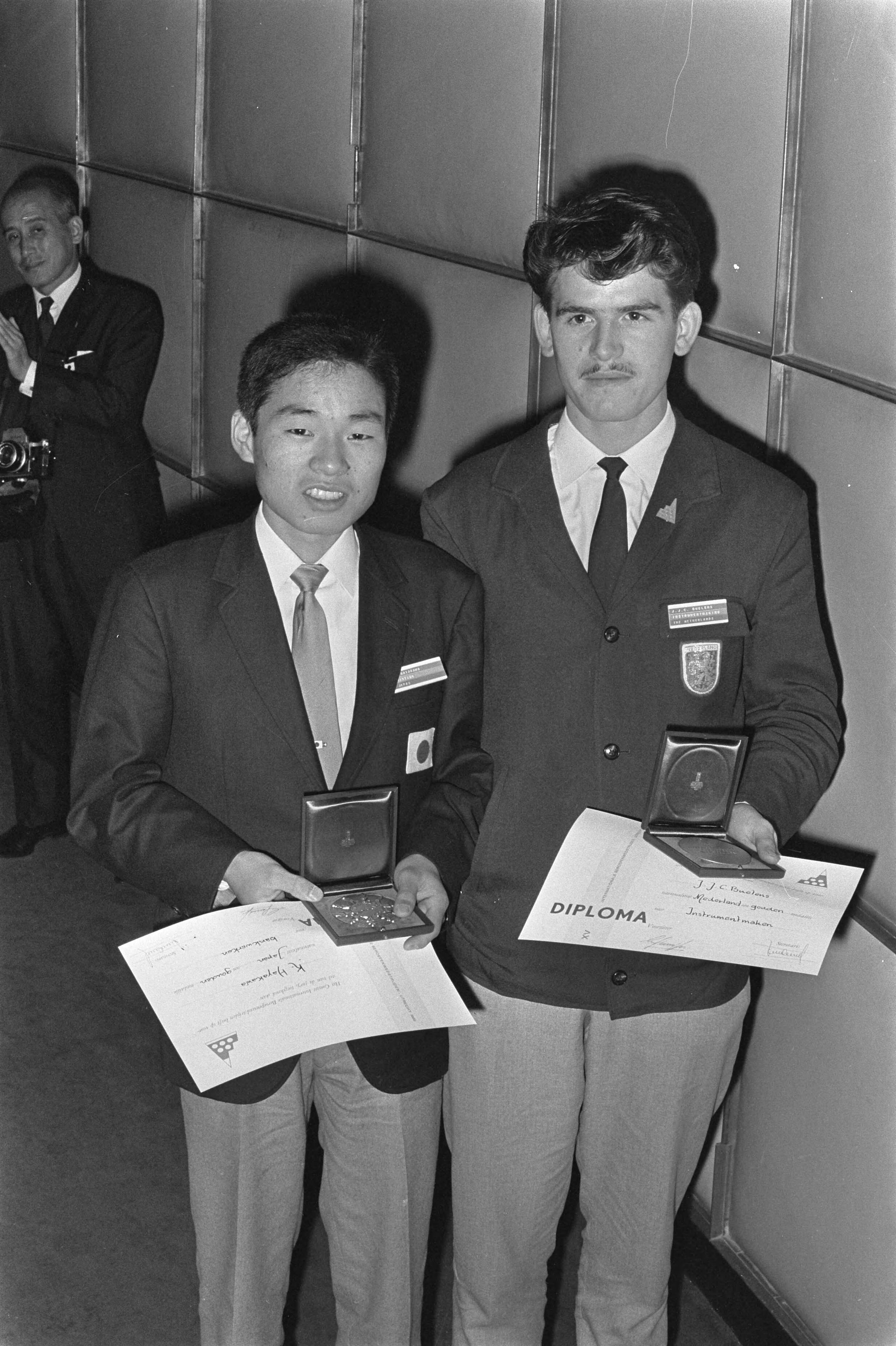 Fotocollectie Anefo — Vijftiende Internationale beroepenwedstrijd 1966, uitreiking prijzen te Utrecht, links de Japanner K. Haya Kawa , rechts Nederlander J.J.C. Budas / — Foto: Nijs, Jac. de / Anefo. Licentie: Set B: Rechtenvrij / Publiek Domein. Bron: Nationaal Archief. http://hdl.handle.net/10648/aaf0959e-d0b4-102d-bcf8-003048976d84