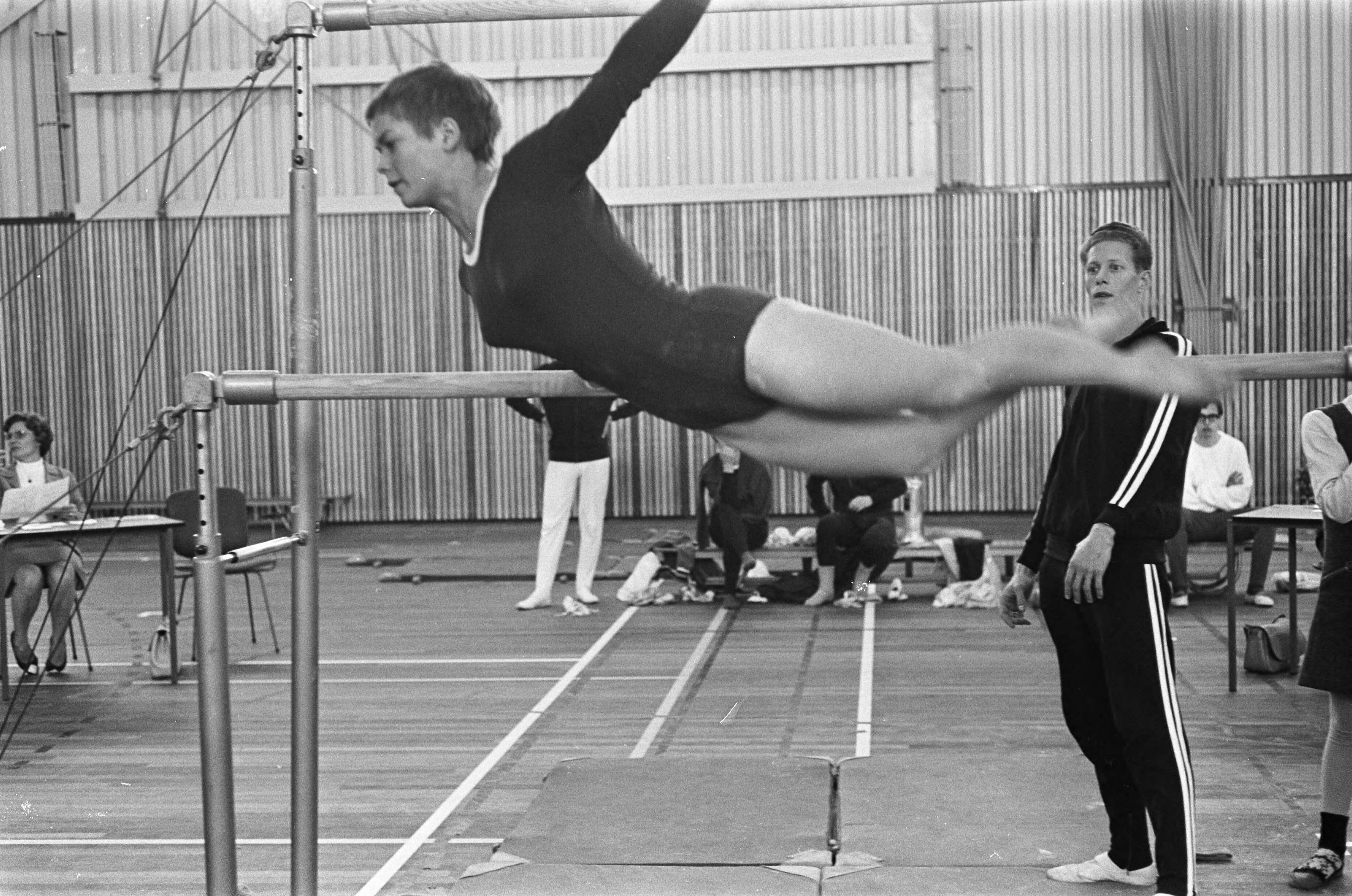 Fotocollectie Anefo — Halve finales Turnen dames te Ede, Margo van Klees op de brug — Foto: Koch, Eric / Anefo. Licentie: Set B: Rechtenvrij / Publiek Domein. Bron: Nationaal Archief. http://hdl.handle.net/10648/ab375100-d0b4-102d-bcf8-003048976d84
