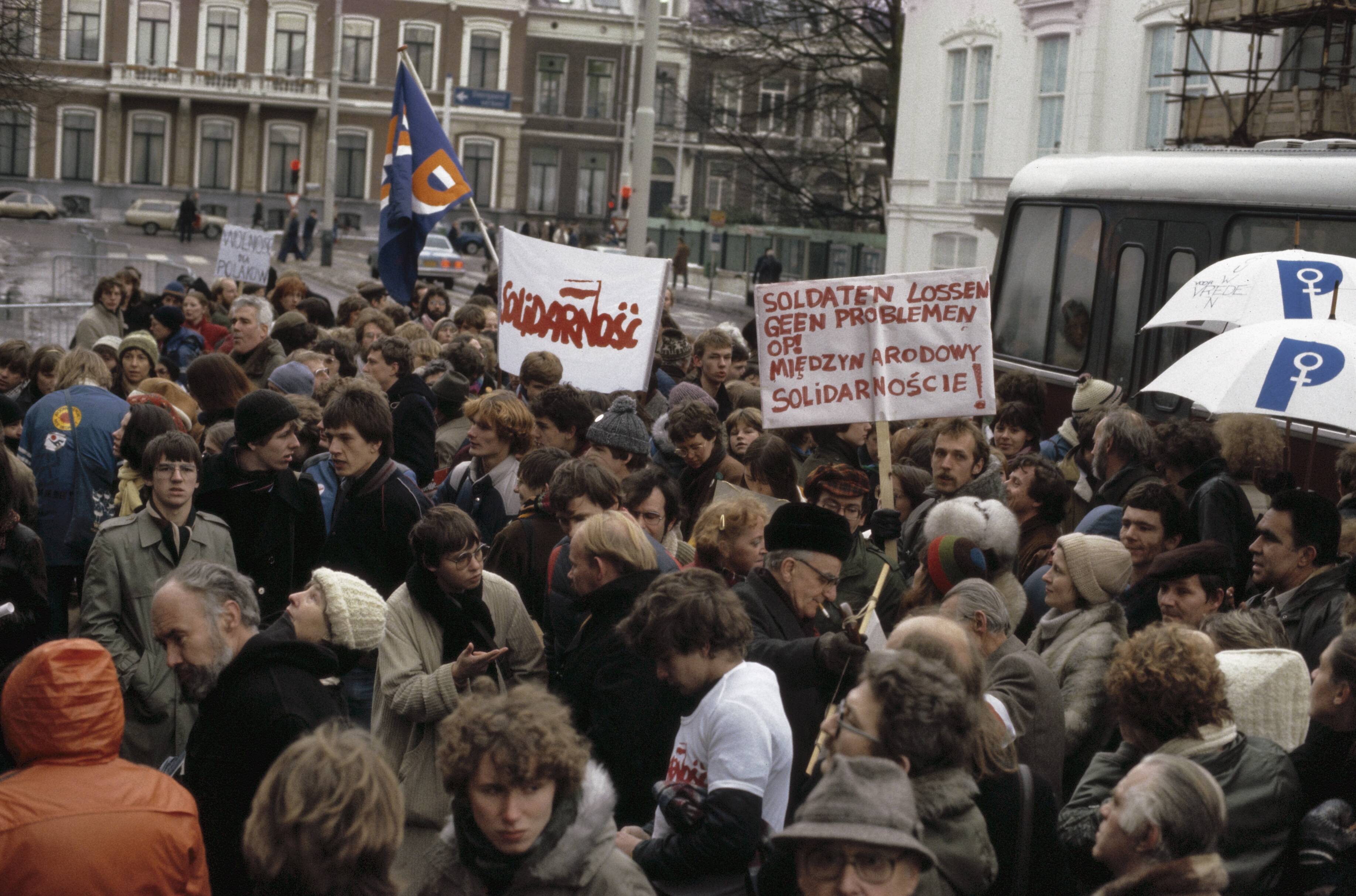 Fotocollectie Anefo — Demonstratie voor Poolse ambassade in Den Haag tegen staat van beleg in Polen; demonstranten — Foto: Bogaerts, Rob / Anefo. Licentie: Set B: Rechtenvrij / Publiek Domein. Bron: Nationaal Archief. http://hdl.handle.net/10648/ad8ad968-d0b4-102d-bcf8-003048976d84