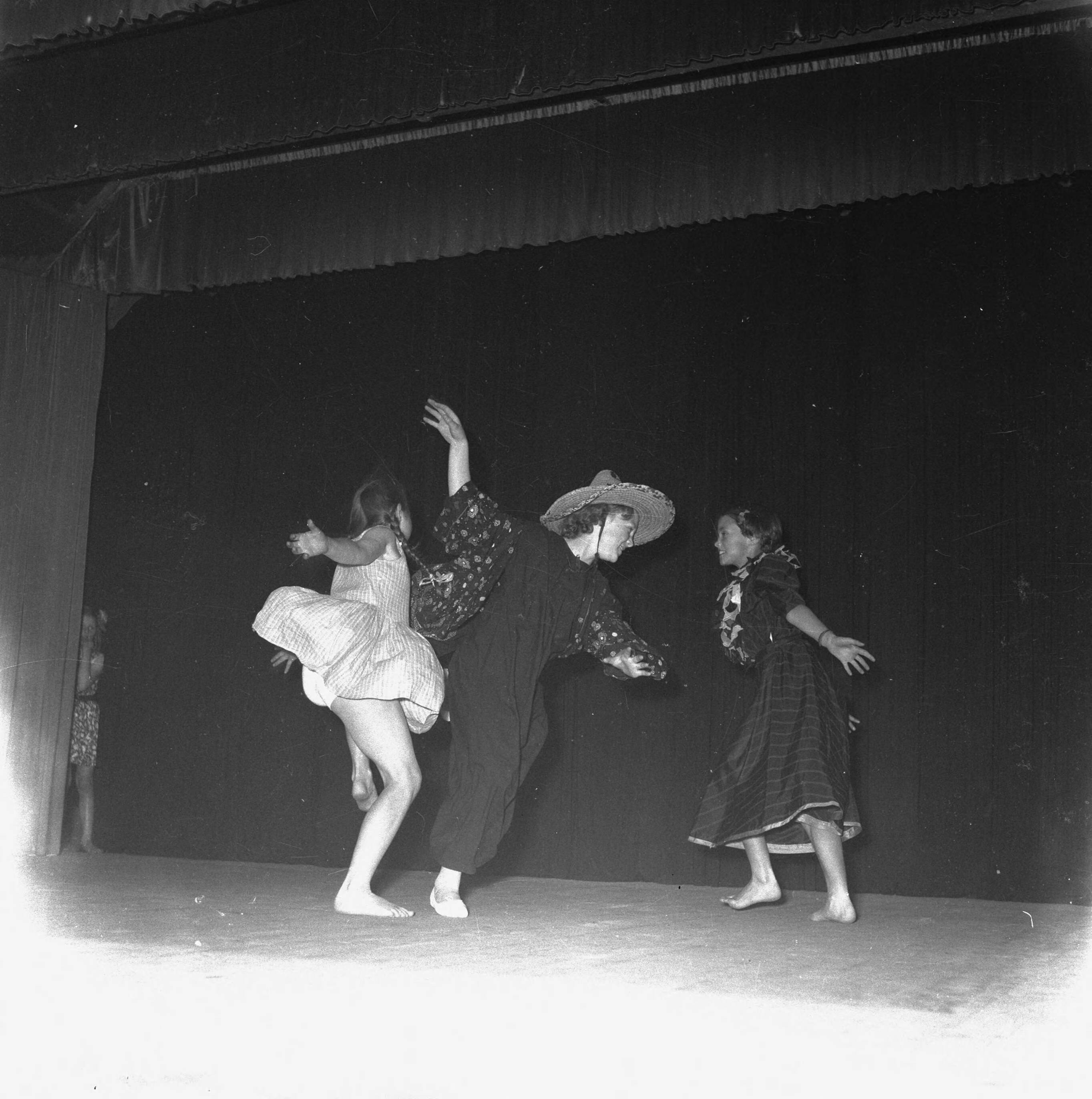 Fotocollectie RVD / Koninklijk Huis — Prinses Irene tijdens uitvoering ballet in het Plankenierstheater te Huizen, 1952 — Foto: Rousel (repro) / RVD. Licentie: Set B: Rechtenvrij / Publiek Domein. Bron: Nationaal Archief. http://hdl.handle.net/10648/afb71922-d0b4-102d-bcf8-003048976d84