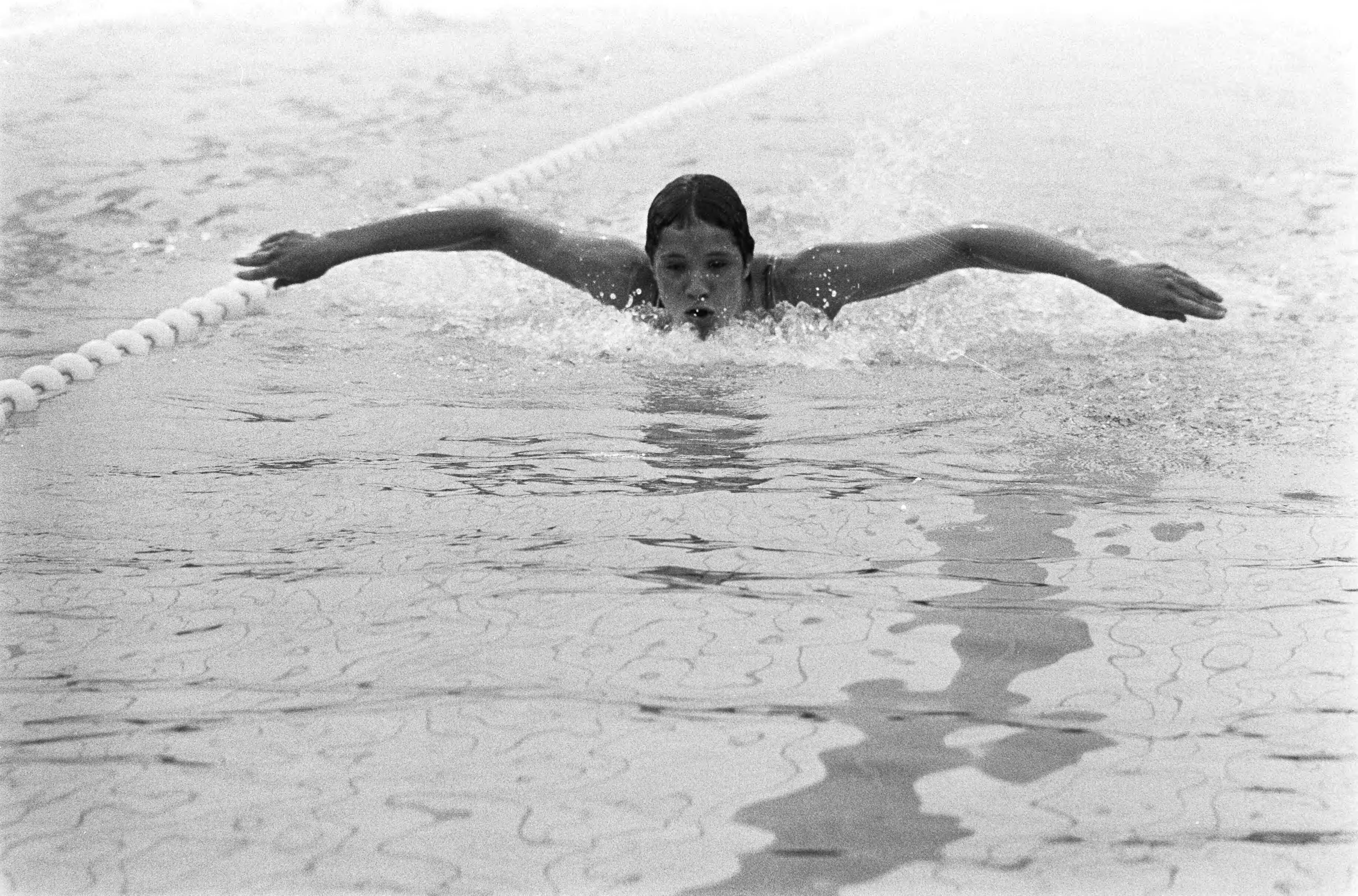 Fotocollectie Anefo — Nationale kampioenschappen zwemmen te Den Haag , Anke Rijnders in actie — Foto: Peters, Hans / Anefo. Licentie: Set B: Rechtenvrij / Publiek Domein. Bron: Nationaal Archief. http://hdl.handle.net/10648/abc80cea-d0b4-102d-bcf8-003048976d84