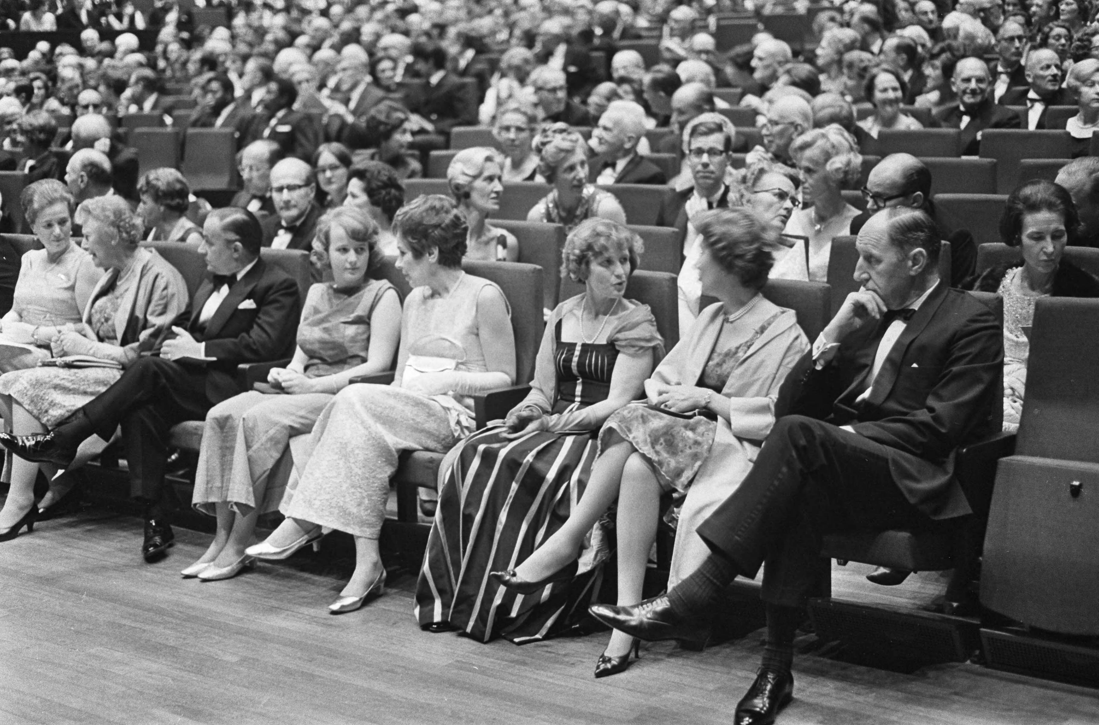 Opening Holland Festival in het Circustheater te Scheveningen — Mevrouw de Jong , minister-president P. de Jong , zijn dochter, mevrouw Witteveen , (onbekend), mevrouw Luns , minister van Buitenlandse Zaken mr. J. Luns — Foto: Fotograaf Onbekend / Anefo. Licentie: Set B: Rechtenvrij / Publiek Domein. Bron: Nationaal Archief. http://hdl.handle.net/10648/ab1c4450-d0b4-102d-bcf8-003048976d84