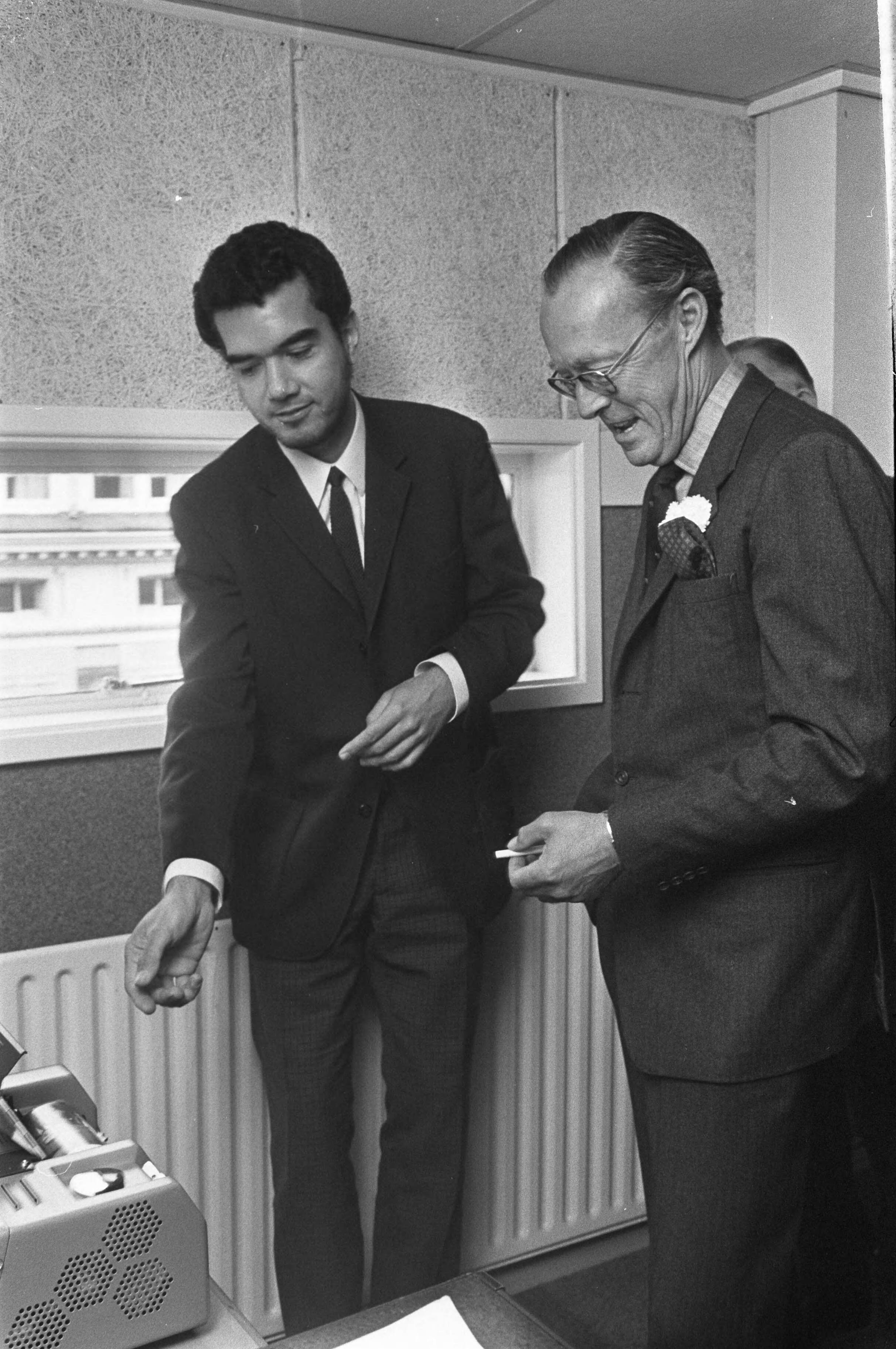 Fotocollectie Anefo — Prins Bernhard opent gerestaureerd pand van ANP in Den Haag — Foto: Koch, Eric / Anefo. Licentie: Set B: Rechtenvrij / Publiek Domein. Bron: Nationaal Archief. http://hdl.handle.net/10648/aba33488-d0b4-102d-bcf8-003048976d84