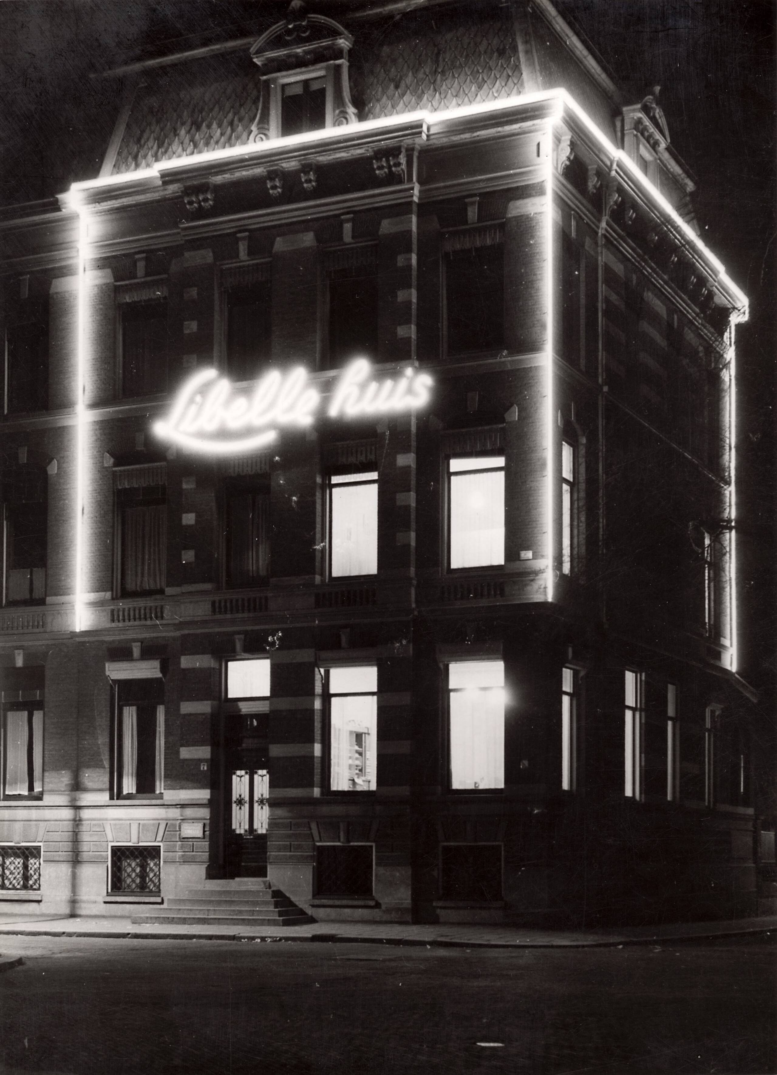 Collectie nader te bepalen — Spaarnestadgebouwen Nassaulaan te Haarlem, Nederland 1940. Het verlichte "Libelle-huis". — Foto: Valks, H.J.M. (Henk) / Spaarnestad / Spaarnestad Photo (05887). Licentie: Set B: Rechtenvrij / Publiek Domein. Bron: Nationaal Archief. http://hdl.handle.net/10648/35429da6-42e1-a382-e063-6df0900a6686