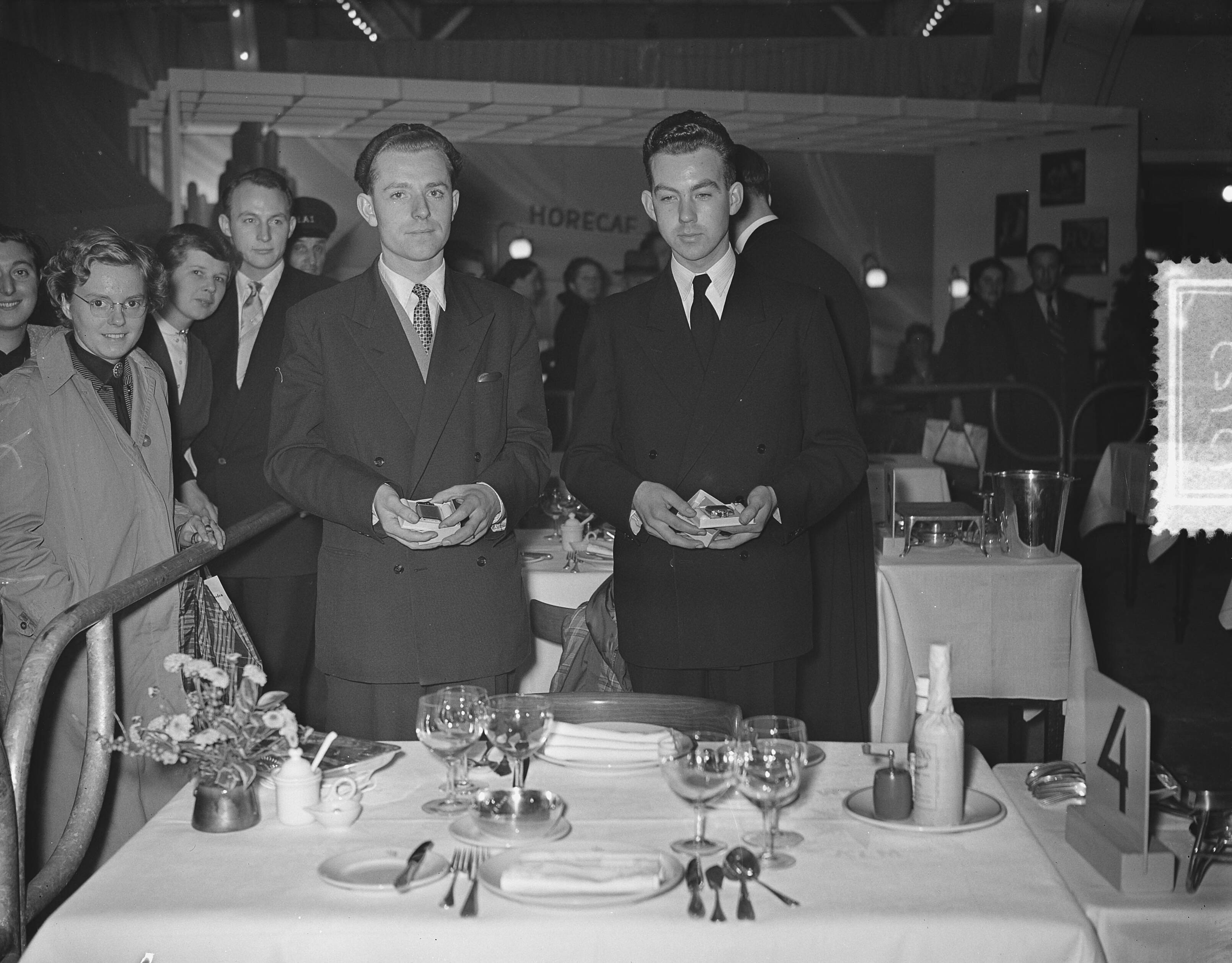 Fotocollectie Anefo — Horecaf tentoonstelling de RAI Amsterdam. Dienwedstrijd — Foto: Bilsen, Joop van / Anefo. Licentie: Set B: Rechtenvrij / Publiek Domein. Bron: Nationaal Archief. http://hdl.handle.net/10648/a93c5d5a-d0b4-102d-bcf8-003048976d84
