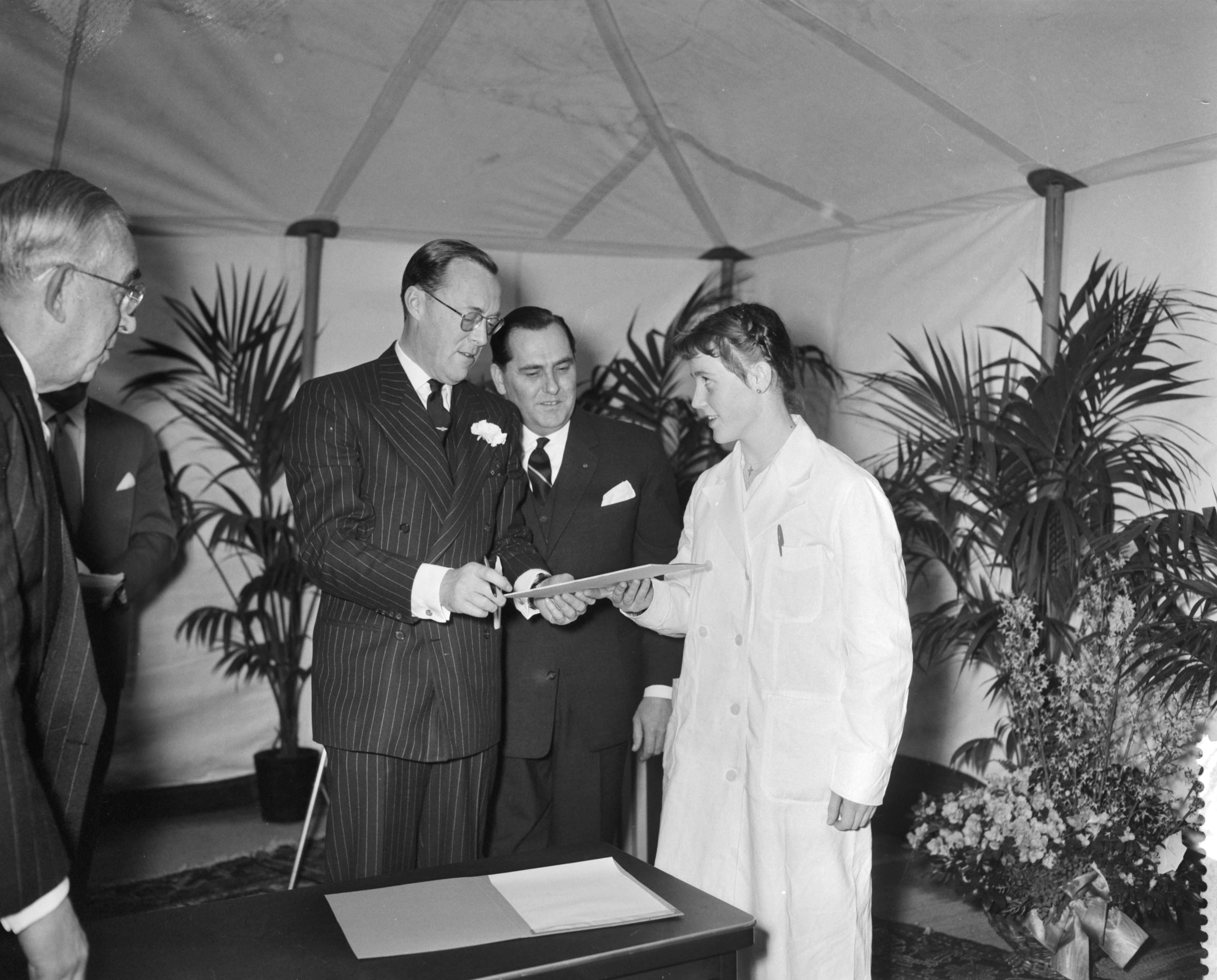 Opening van het centraal researchlaboratorium van Brocades & Stheeman te Haarlem door prins Bernhard — Foto: Bilsen, Joop van / Anefo. — Licentie: Set B: Rechtenvrij / Publiek Domein. Bron: Nationaal Archief. http://hdl.handle.net/10648/a98ba2a2-d0b4-102d-bcf8-003048976d84