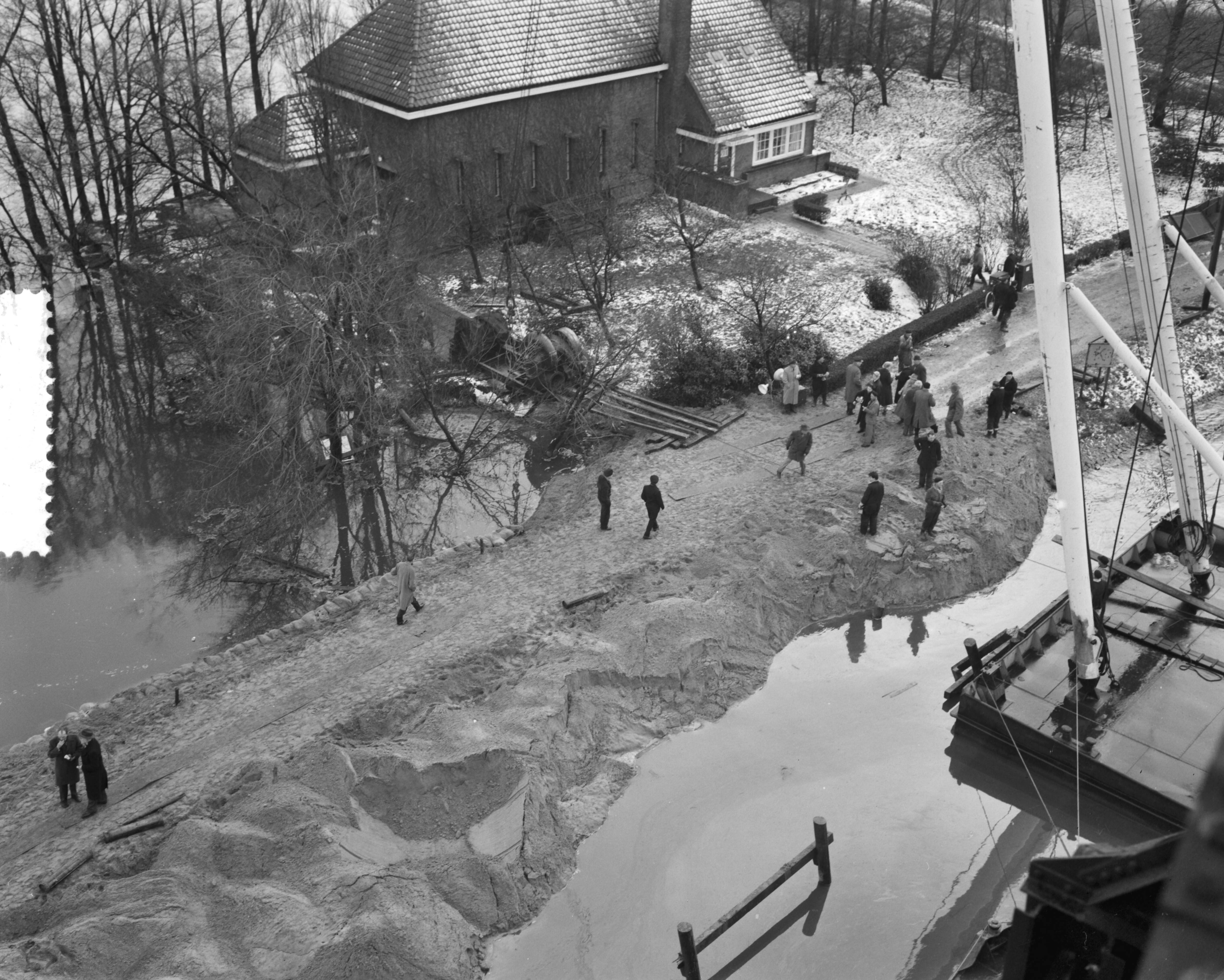 Ramp Tuindorp Oostzaan — Foto: Rossem, Wim van / Anefo. — Licentie: Set B: Rechtenvrij / Publiek Domein. Bron: Nationaal Archief. http://hdl.handle.net/10648/a9a5b44e-d0b4-102d-bcf8-003048976d84