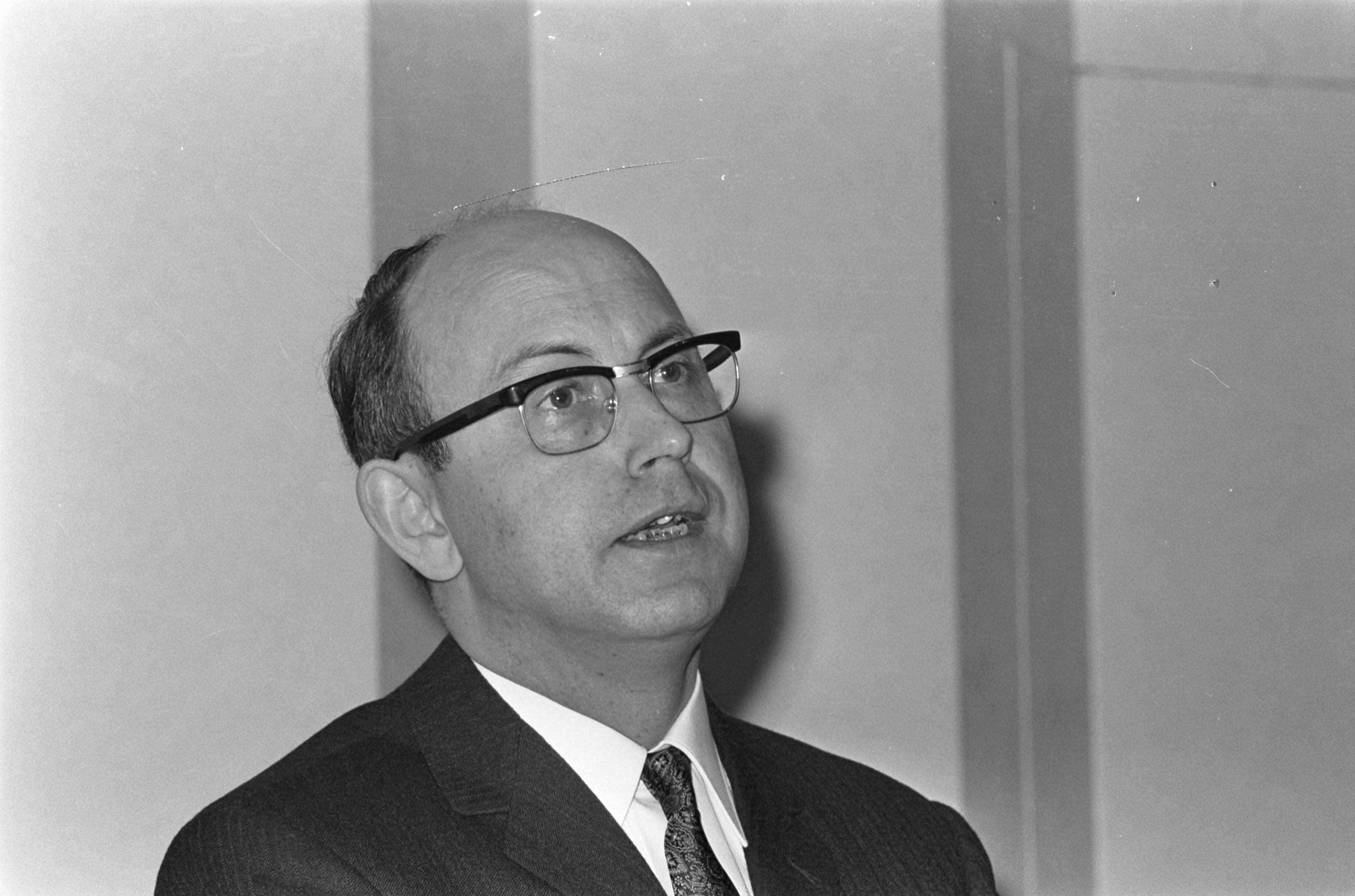 Fotocollectie Anefo — Algemene ledenvergadering van de VPRO in Congresgebouw Den Haag dr. K.H. Roessingh (voorzitter VPRO), kop — Foto: Koch, Eric / Anefo. Licentie: Set B: Rechtenvrij / Publiek Domein. Bron: Nationaal Archief. http://hdl.handle.net/10648/ab5809e0-d0b4-102d-bcf8-003048976d84