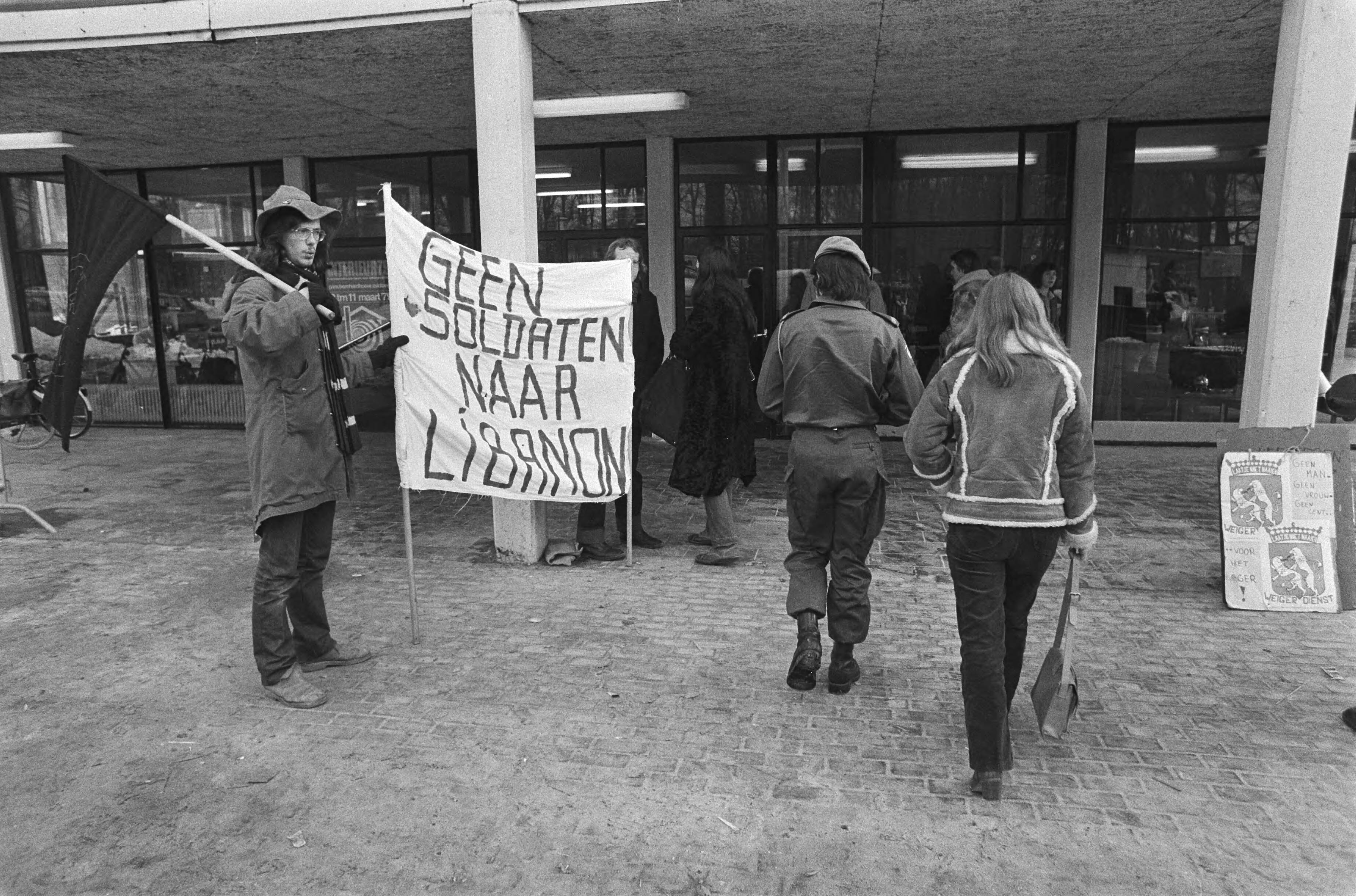 Ouderdag voor VN-militairen in Zuidlaren — Demonstranten bij de samenkomst; een spandoek draagt de tekst "Geen soldaten naar Libanon" — Foto: Suyk, Koen / Anefo. Licentie: Set B: Rechtenvrij / Publiek Domein. Bron: Nationaal Archief. http://hdl.handle.net/10648/acc51854-d0b4-102d-bcf8-003048976d84