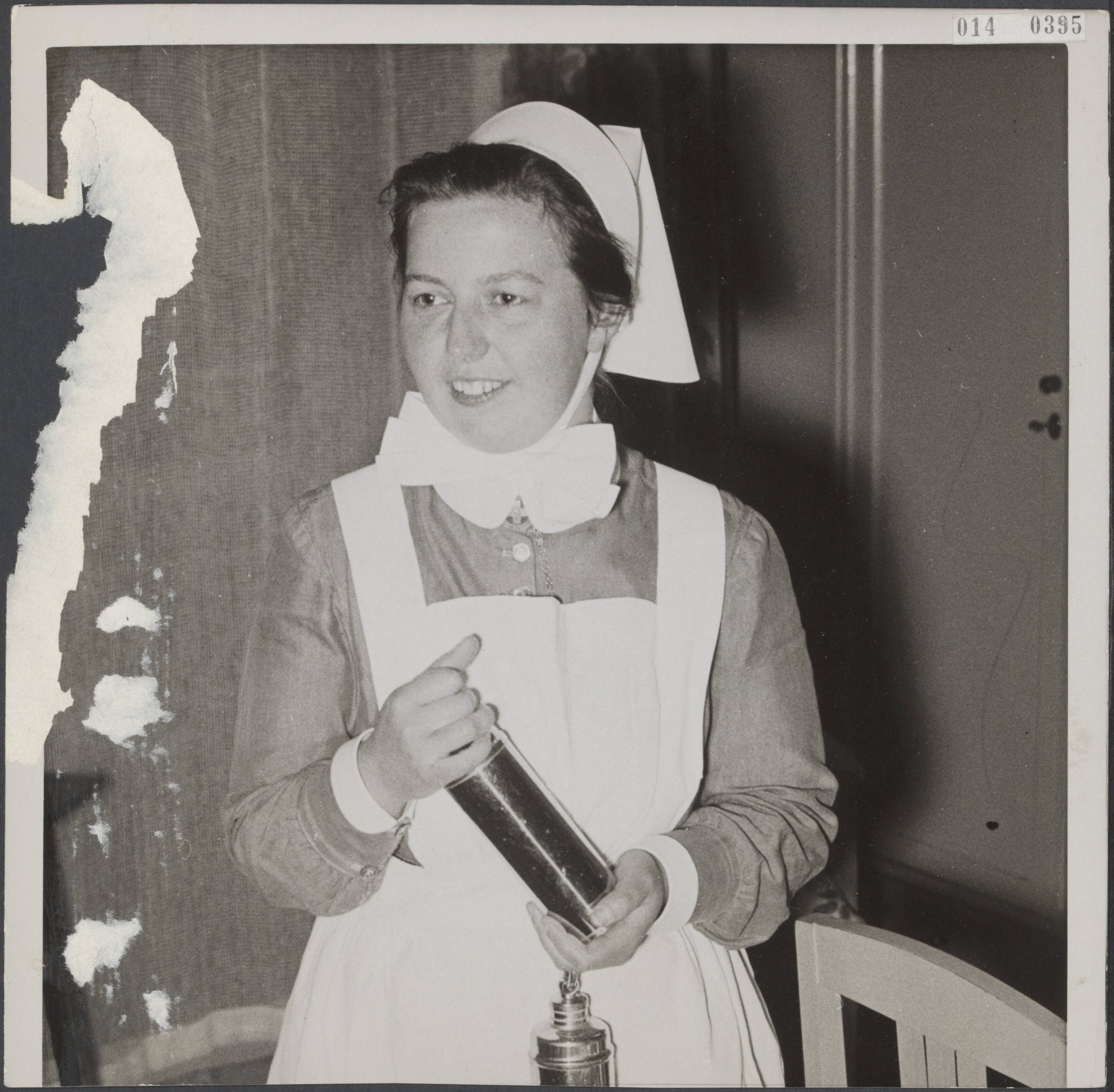 Fotocollectie Elsevier Binnenland — Zuster Romkje Vormeer [uit Den Haag], de kraamverpleegster van prinses Juliana bij de geboorte van prinses Beatrix — Foto: N.V. Polygoon. Licentie: Set B: Rechtenvrij / Publiek Domein. Bron: Nationaal Archief. http://hdl.handle.net/10648/adb080b4-d0b4-102d-bcf8-003048976d84