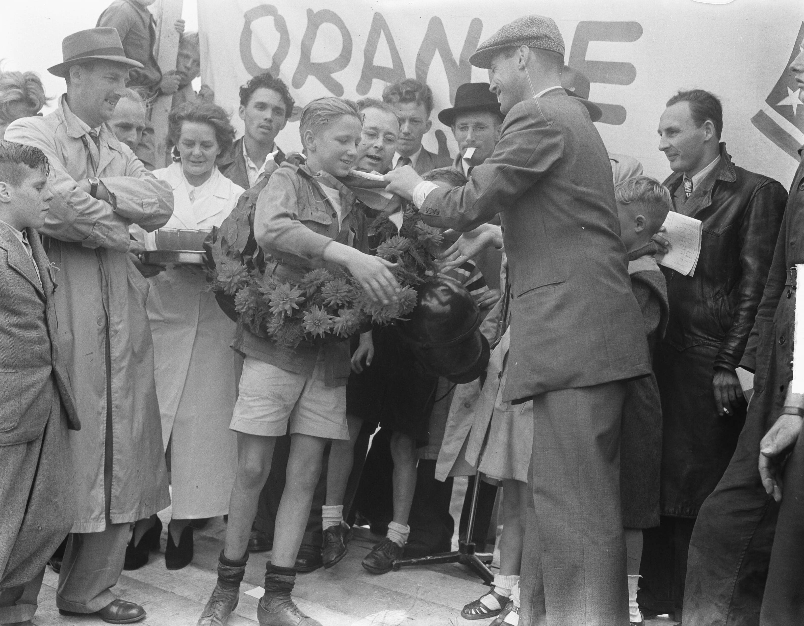 Nationale Zeepkistenrace Zandvoort — Nationale Zeepkistenrace te Zandvoort. Kampioen gereglementeerde klasse, de 14-jarige G.H. Niggendijker uit Apeldoorn wordt gehuldigd — Foto: Pot, Harry / Anefo. Licentie: Set B: Rechtenvrij / Publiek Domein. Bron: Nationaal Archief. http://hdl.handle.net/10648/a8dd5814-d0b4-102d-bcf8-003048976d84