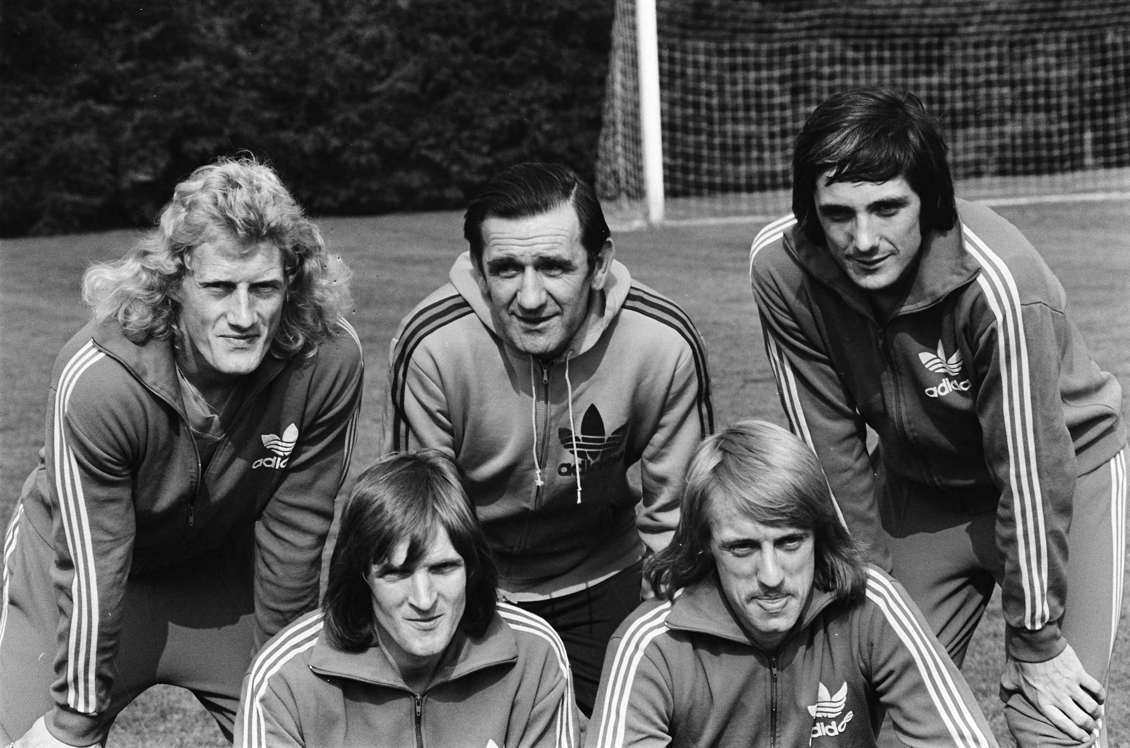 Selectie van het Nederlands elftal, bijeen in Zeist — Trainer George Knobel met de nieuwelingen, boven v.l.n.r. Kees Kist, George Knobel, Adrie van Kraaij; onder v.l.n.r. Frans Thijssen, Johan Zuidema — Foto: Mieremet, Rob / Anefo. Licentie: Set B: Rechtenvrij / Publiek Domein. Bron: Nationaal Archief. http://hdl.handle.net/10648/ac674eae-d0b4-102d-bcf8-003048976d84