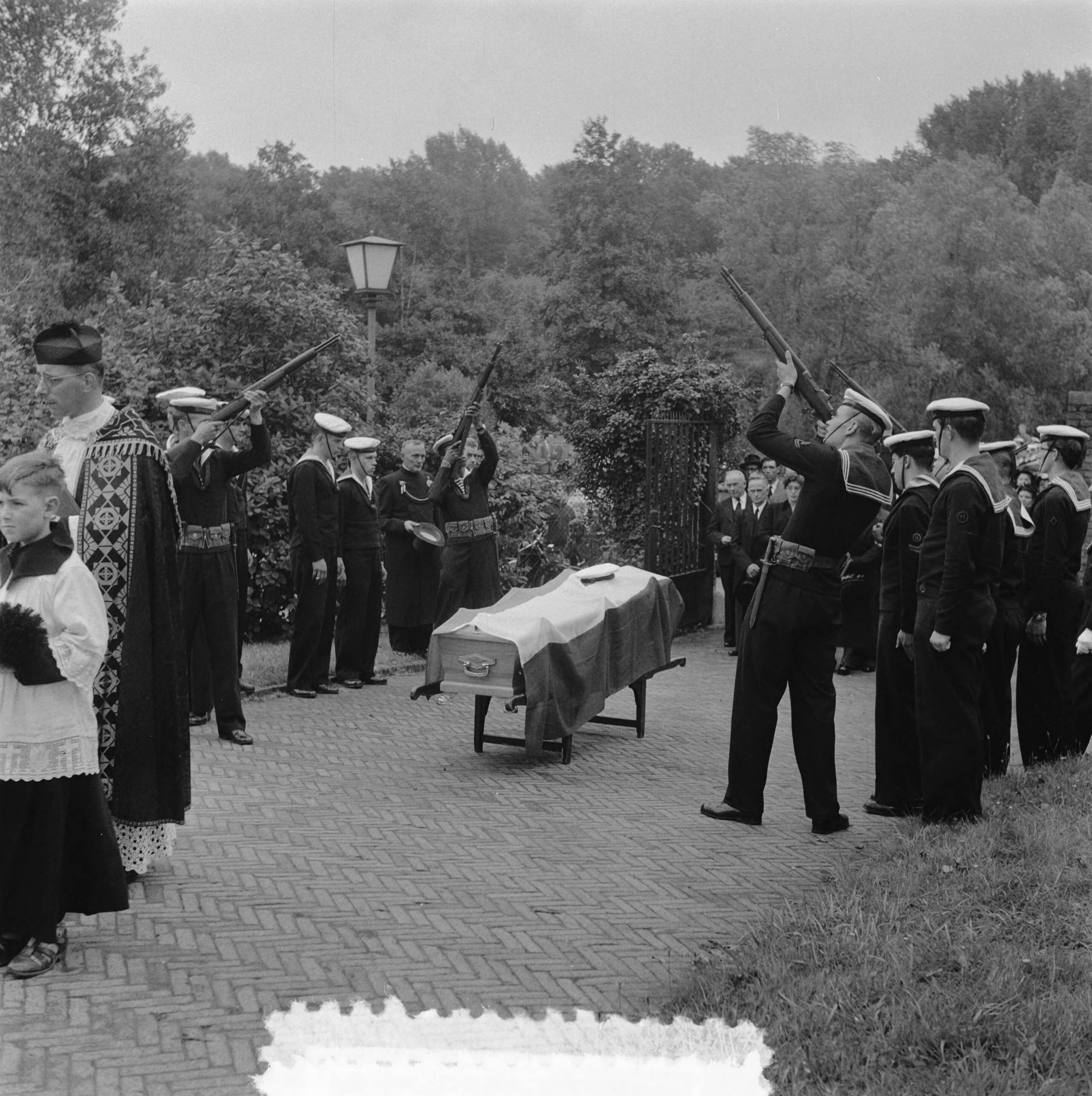 Fotocollectie Anefo — Marinebegrafenis van Eerste Matroos A.J.A. Rith te Heerlen — Foto: Rossem, Wim van / Anefo. Licentie: Set B: Rechtenvrij / Publiek Domein. Bron: Nationaal Archief. http://hdl.handle.net/10648/a94d8e68-d0b4-102d-bcf8-003048976d84