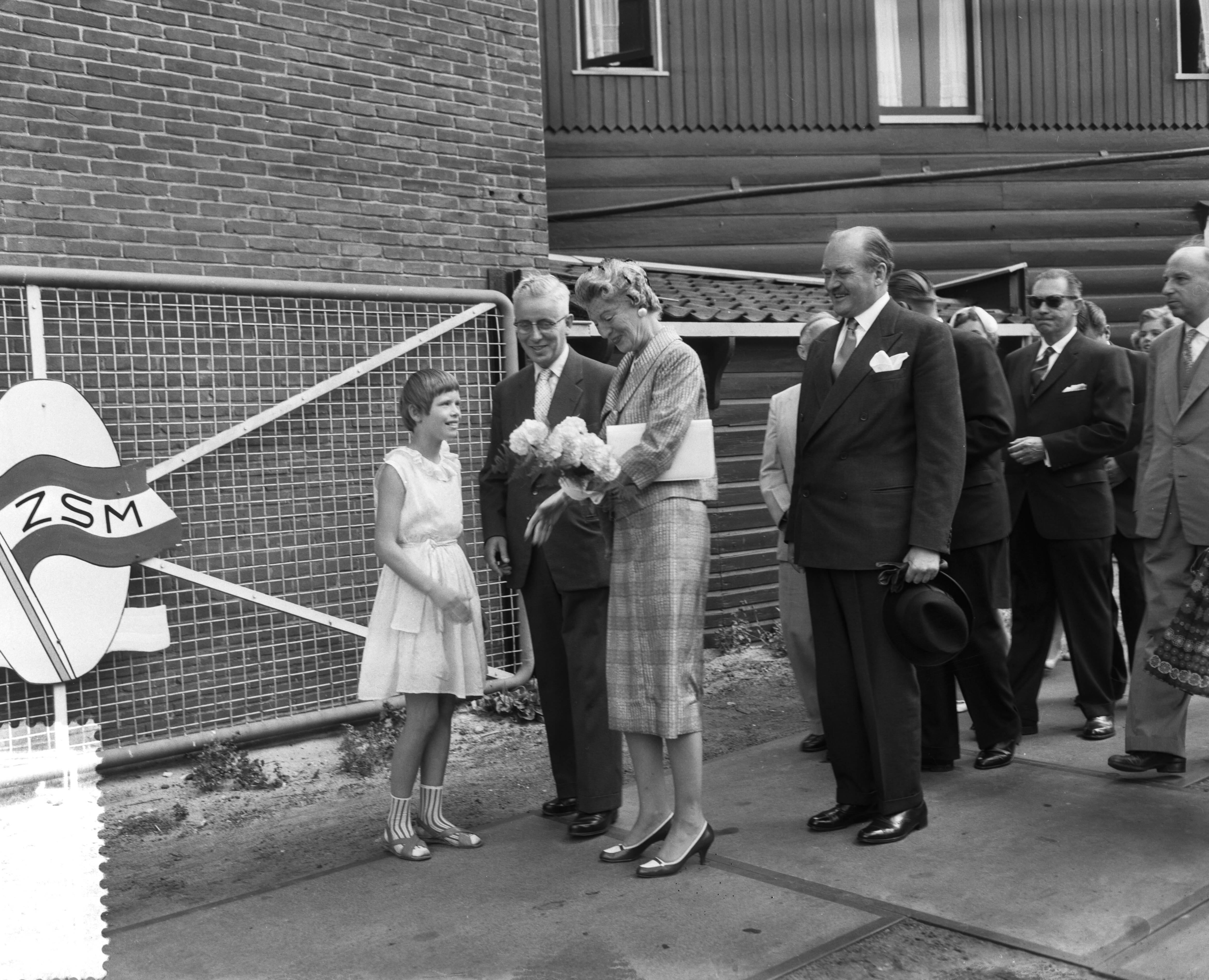 Tewaterlating van de "Castor Consol" bij de Zaanlandse scheepsbouwmaatschappij — Foto: Bilsen, Joop van / Anefo. — Licentie: Set B: Rechtenvrij / Publiek Domein. Bron: Nationaal Archief. http://hdl.handle.net/10648/a999b1d0-d0b4-102d-bcf8-003048976d84