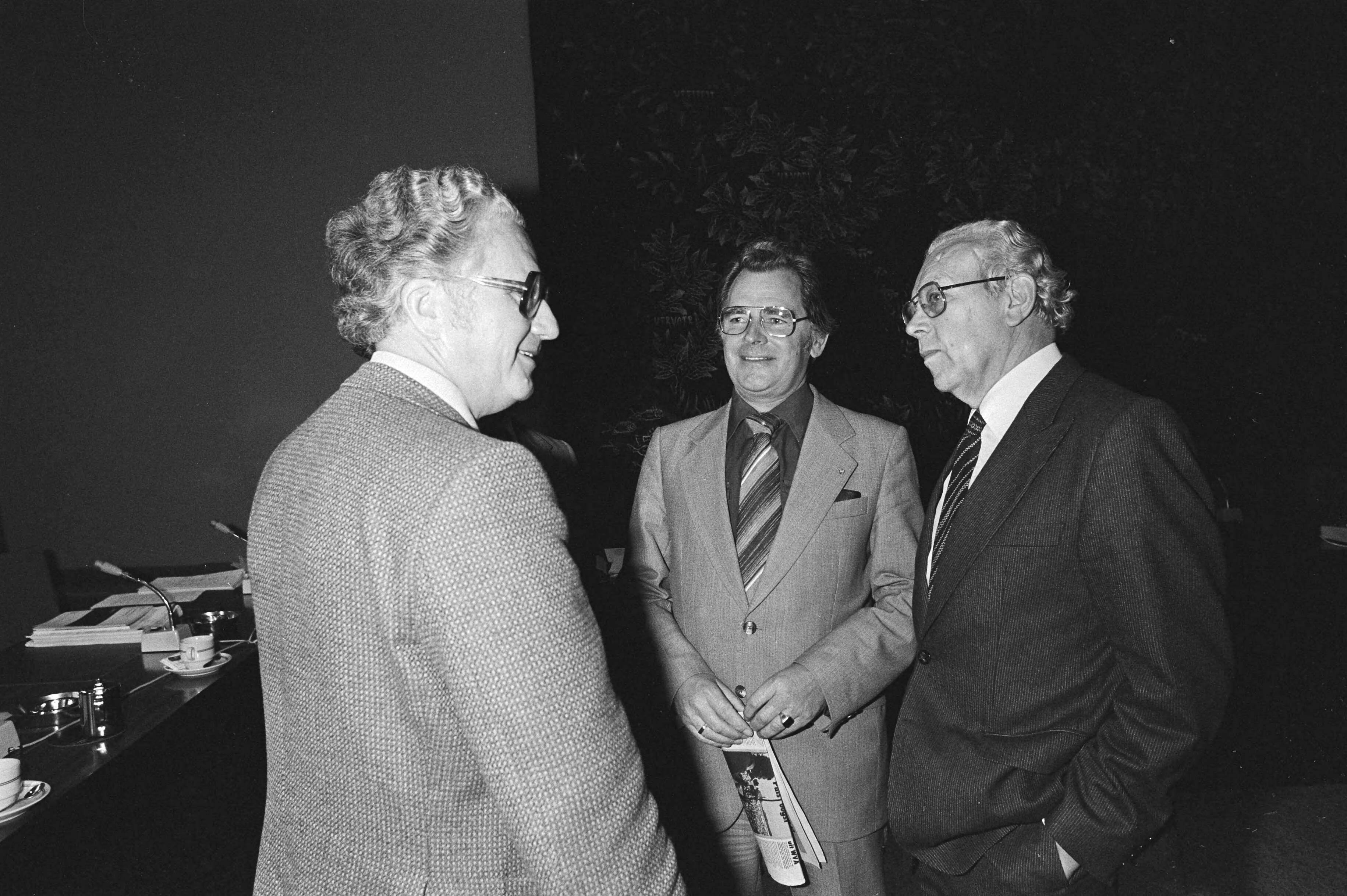 Fotocollectie Anefo — Overleg tussen regering, werkgevers en werknemers SER-geb in Den Haag , Van der Meulen (CNV), De Graaf en Albeda (sociale zaken) — Foto: Dijk, Hans van / Anefo. Licentie: Set B: Rechtenvrij / Publiek Domein. Bron: Nationaal Archief. http://hdl.handle.net/10648/ace9b04c-d0b4-102d-bcf8-003048976d84