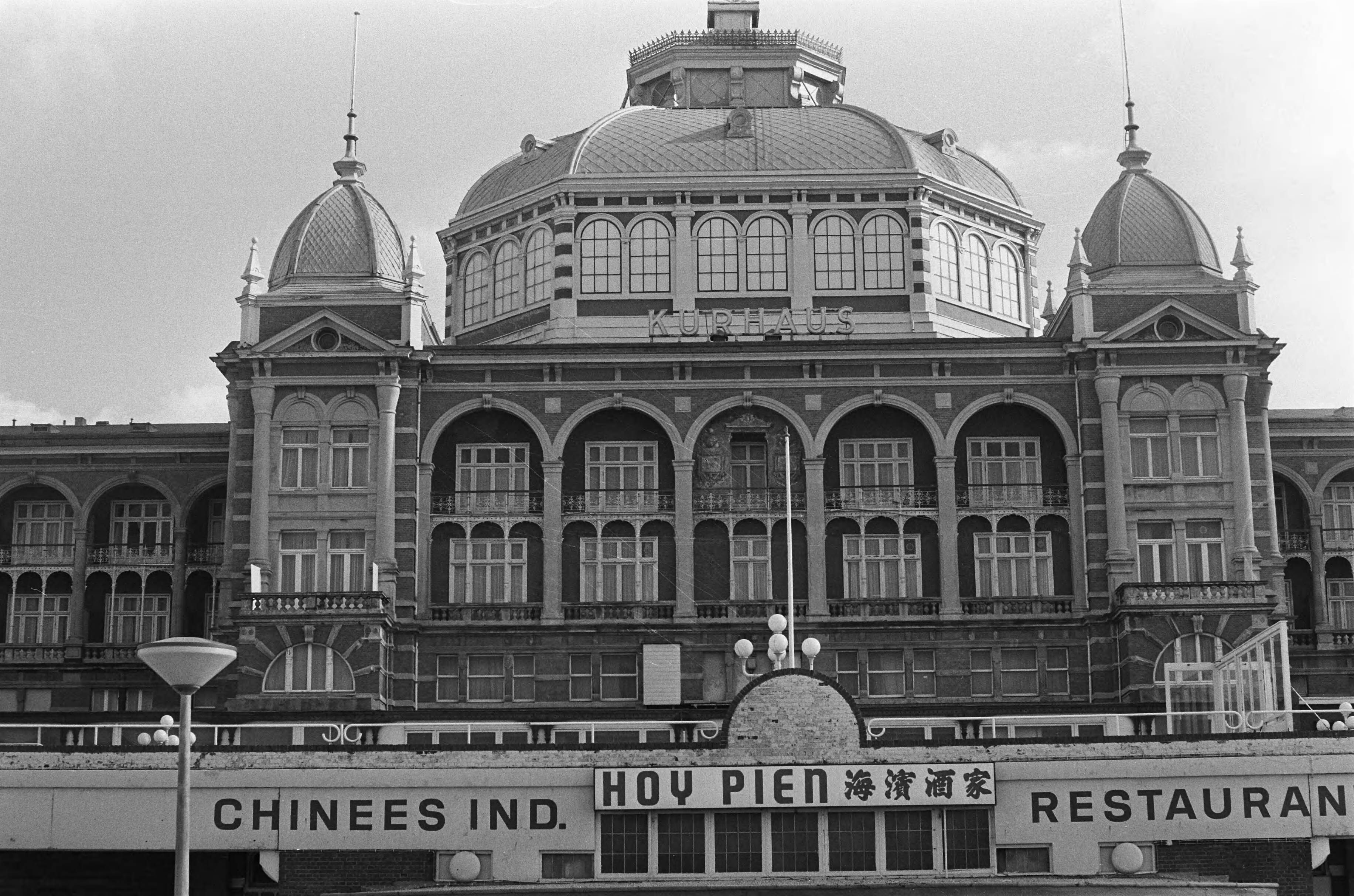 Fotocollectie Anefo — Scheveningen bereidt zich voor op badseizoen, kurhaus — Foto: Mieremet, Rob / Anefo. Licentie: Set B: Rechtenvrij / Publiek Domein. Bron: Nationaal Archief. http://hdl.handle.net/10648/ac270b8c-d0b4-102d-bcf8-003048976d84