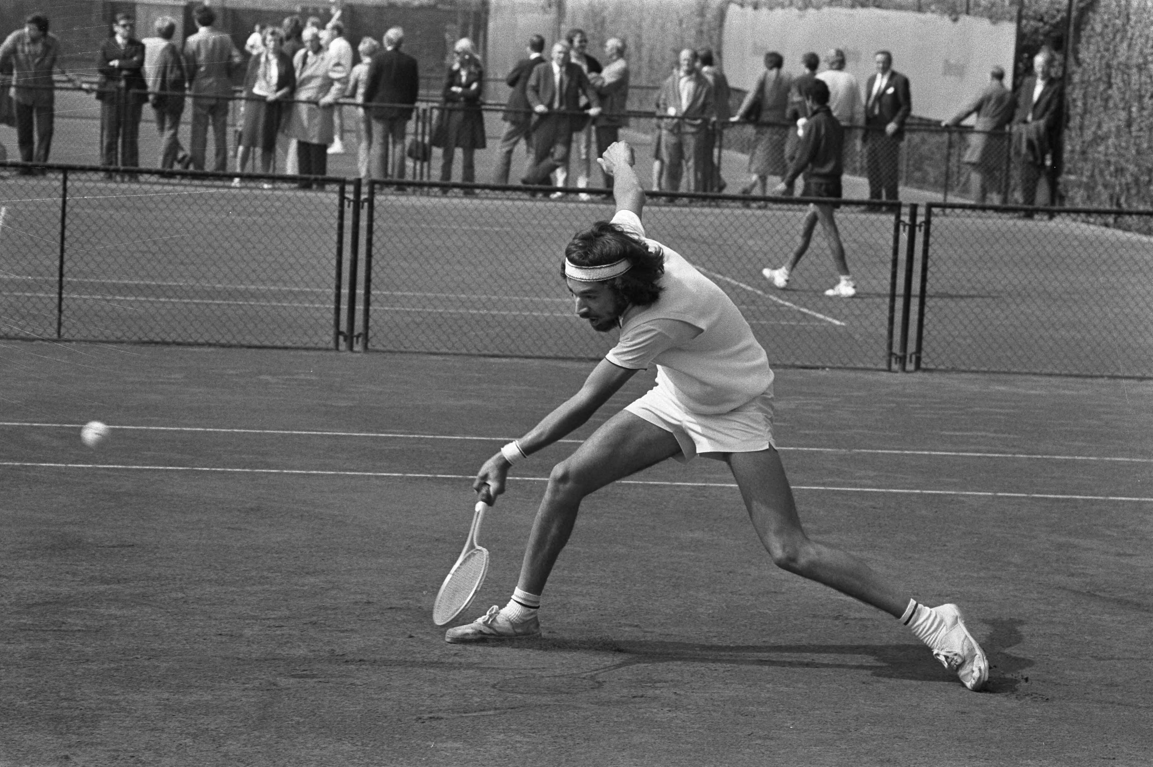 Fotocollectie Anefo — Nationale tenniskampioenschappen Scheveningen — Foto: Evers, Joost / Anefo. Licentie: Set B: Rechtenvrij / Publiek Domein. Bron: Nationaal Archief. http://hdl.handle.net/10648/abc97c60-d0b4-102d-bcf8-003048976d84