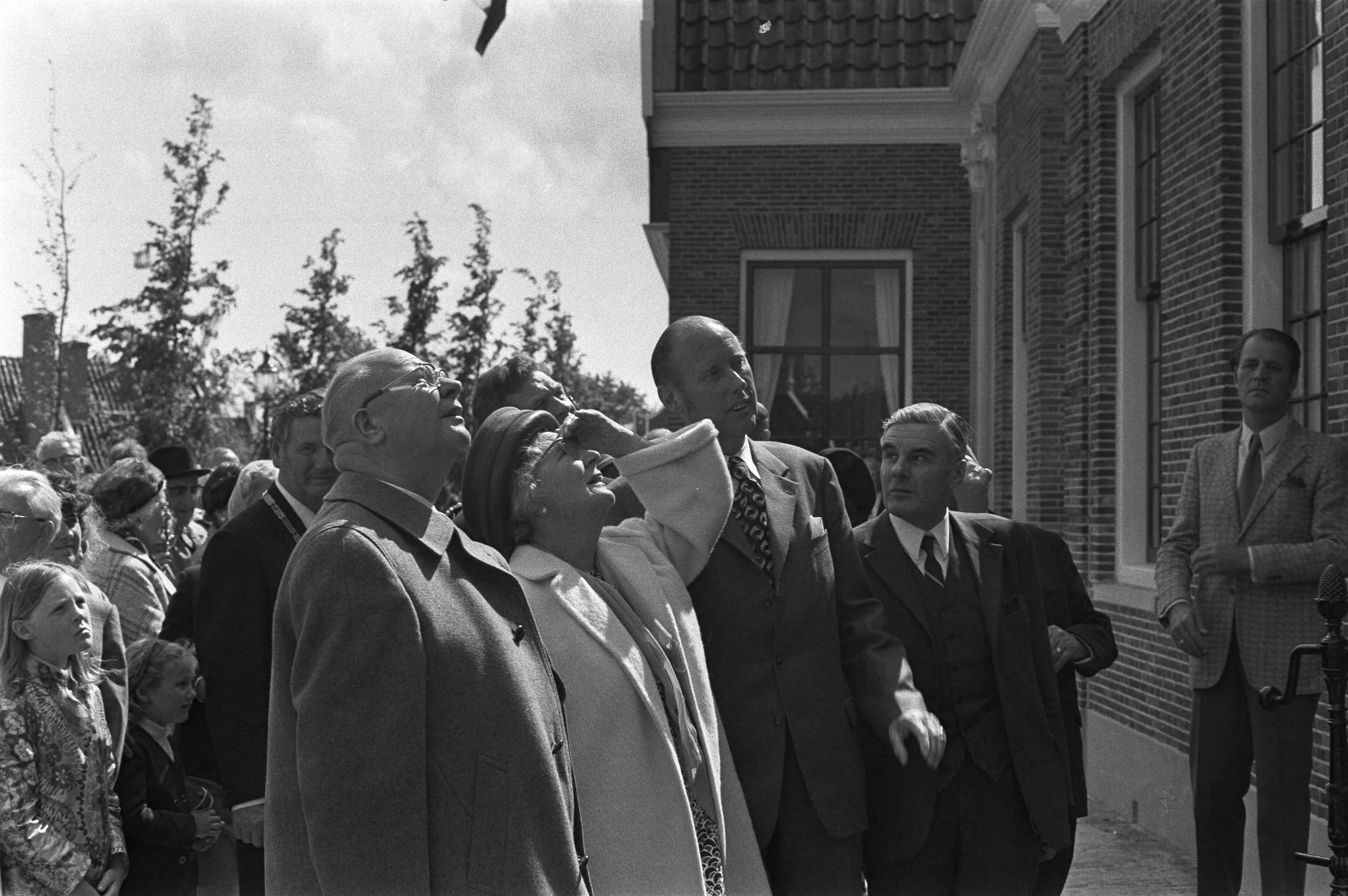 Koningin Juliana op bezoek in de Zaanstreek — Koningin Juliana tijdens de rondleiding in Zandman, geflankeerd door burgemeester van Zaandam, Reint Laan (met ambtsketen), commissaris van de koningin mr. F.J. Kranenburg en wethouder van Zaandam D. Metselaar (links) — Foto: Fotograaf Onbekend / Anefo. Licentie: Set B: Rechtenvrij / Publiek Domein. Bron: Nationaal Archief. http://hdl.handle.net/10648/abec0e74-d0b4-102d-bcf8-003048976d84