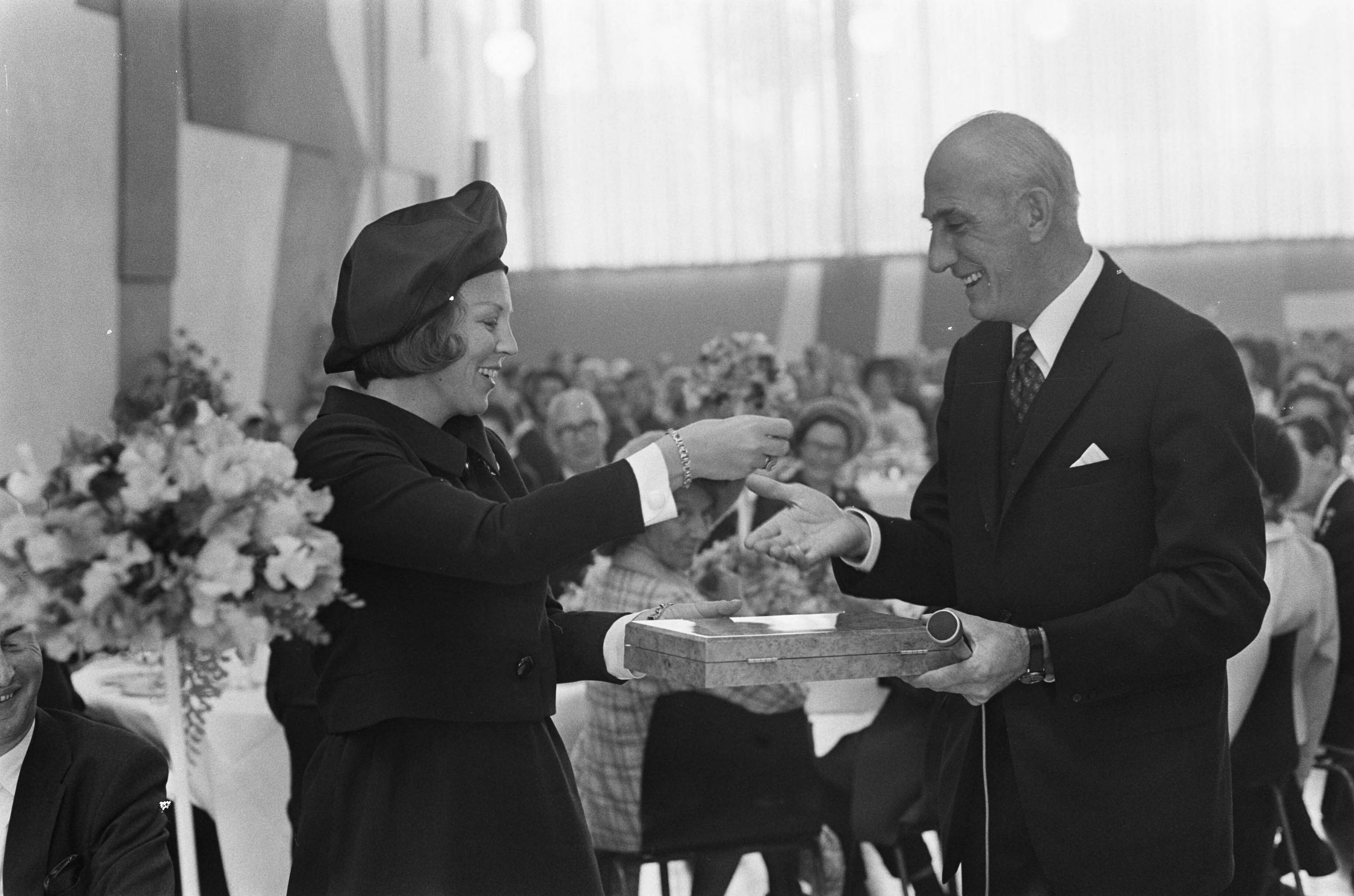 Fotocollectie Anefo — Prinses Beatrix en prins Claus bij de doop van geleide-wapen fregat "Tromp" te Vlissingen, ir. Bout verkoopt bijltje aan Beatrix voor een cent / — Foto: Peters, Hans / Anefo. Licentie: Set B: Rechtenvrij / Publiek Domein. Bron: Nationaal Archief. http://hdl.handle.net/10648/ac2e009a-d0b4-102d-bcf8-003048976d84