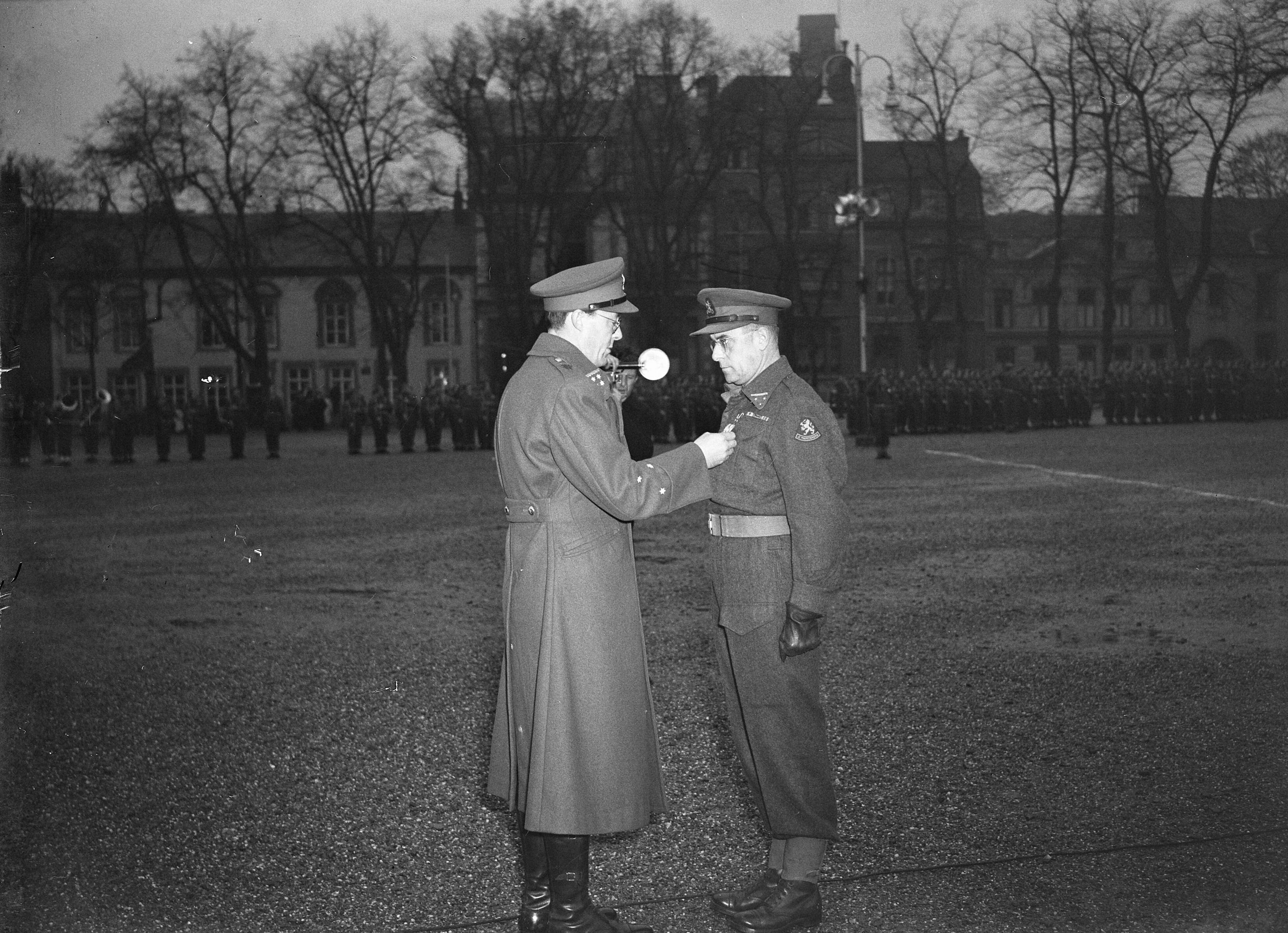 Fotocollectie Anefo — Uitreiking onderscheidingen door Prins Bernhard op het Vrijthof te Maastricht. Ir. A. Paulen, hoofdingenieur bij de Staatsmijnen en tijdelijke reserve kolonel in algemene dienst werd benoemd tot ridder 4e klasse in de Militaire Willemsorde — Foto: Sagers, Harry / Anefo. Licentie: Set B: Rechtenvrij / Publiek Domein. Bron: Nationaal Archief. http://hdl.handle.net/10648/a8b07b32-d0b4-102d-bcf8-003048976d84