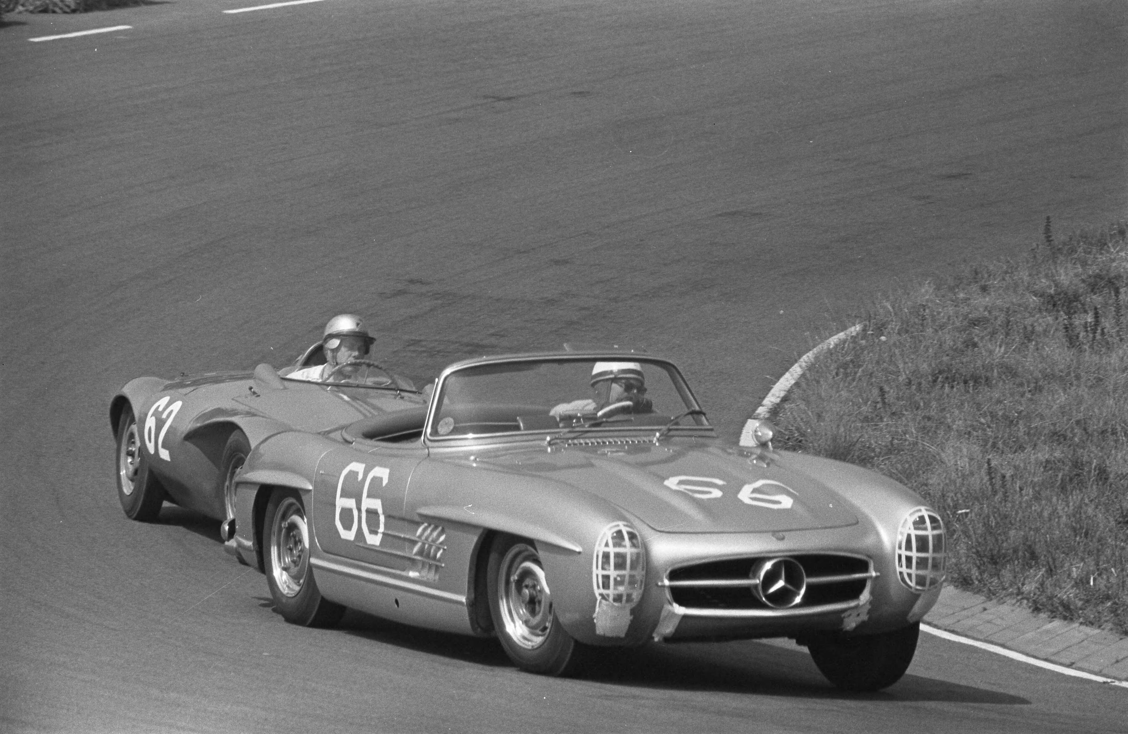 Fotocollectie Anefo — Sportwagenraces op het circuit van Zandvoort — Foto: Pot, Harry / Anefo. Licentie: Set B: Rechtenvrij / Publiek Domein. Bron: Nationaal Archief. http://hdl.handle.net/10648/a997f282-d0b4-102d-bcf8-003048976d84