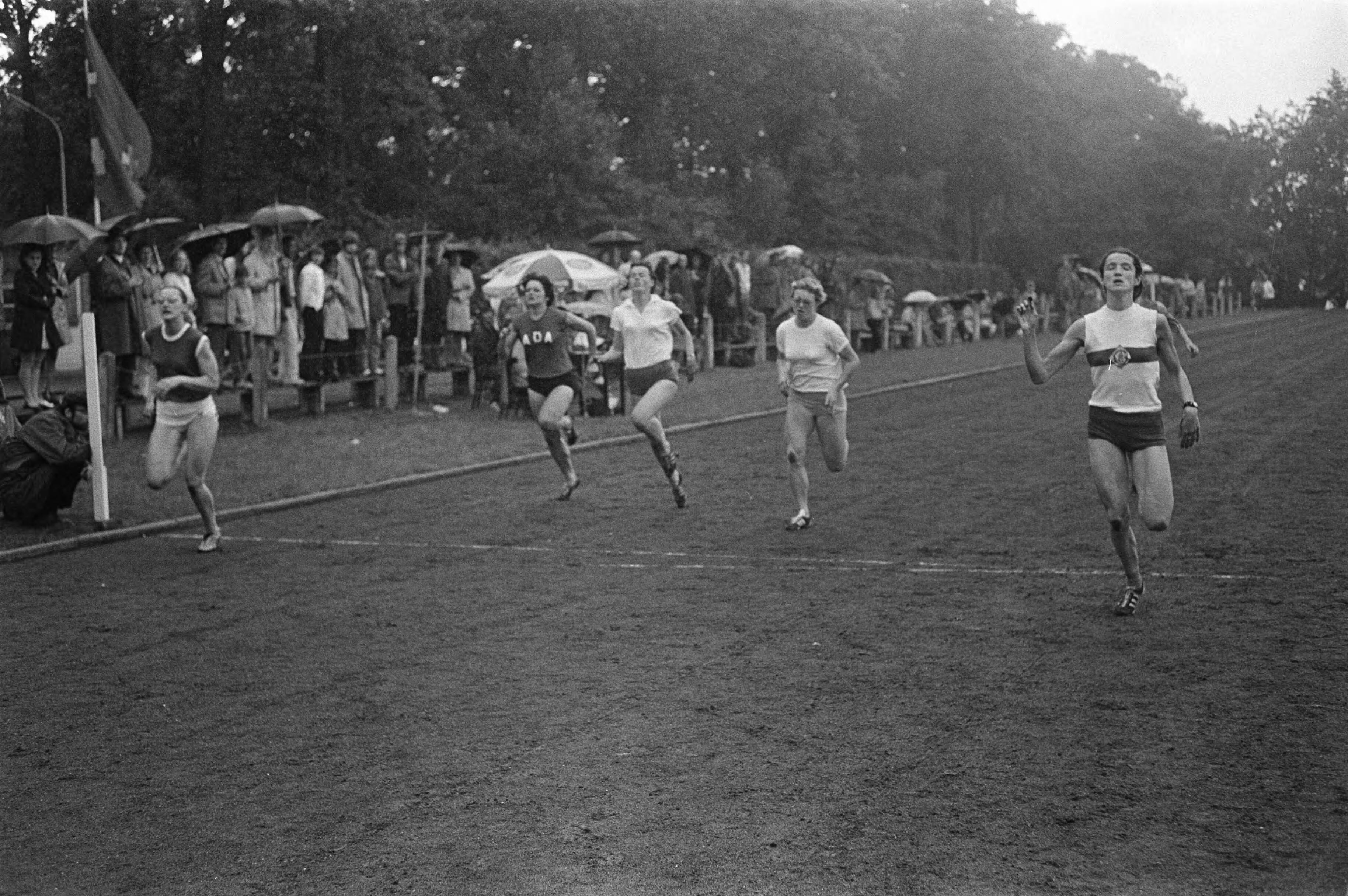 Fotocollectie Anefo — Atletiekwedstrijden dames en heren, Breda; finish 100 meter dames; (rechts) eerste Trudy Ruth — Foto: Koch, Eric / Anefo. Licentie: Set B: Rechtenvrij / Publiek Domein. Bron: Nationaal Archief. http://hdl.handle.net/10648/ab9cc0c6-d0b4-102d-bcf8-003048976d84