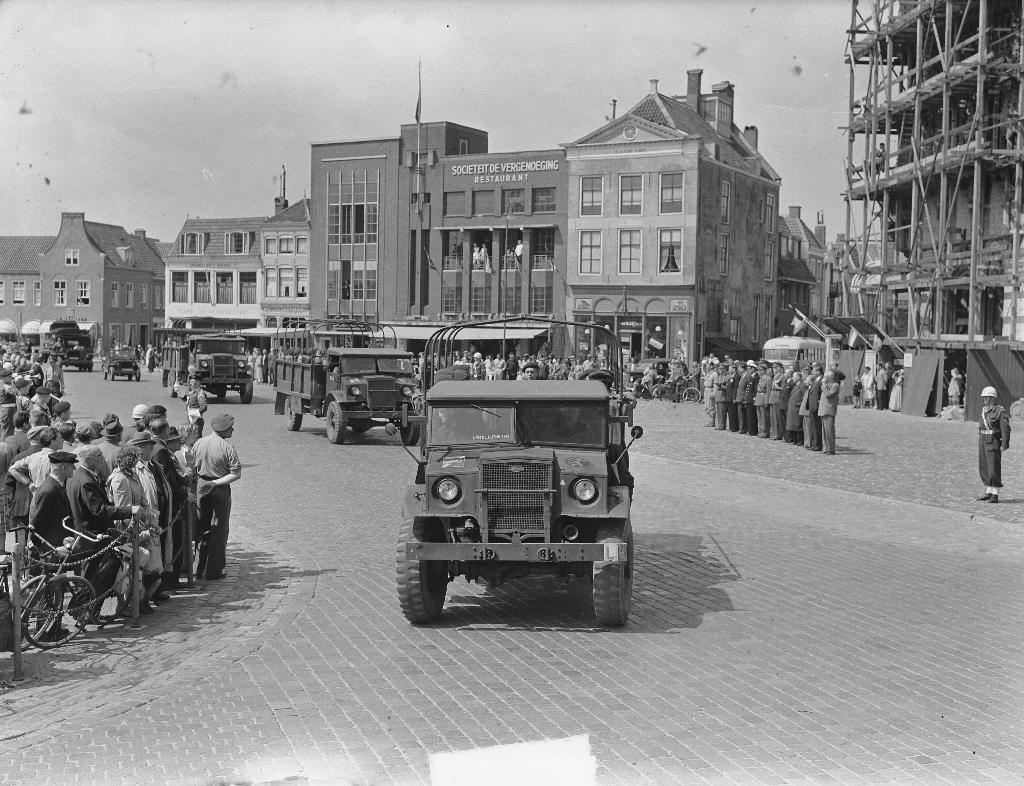 Defilé van de KMA in Middelburg — Foto: Pot, Harry / Anefo. — Licentie: Set B: Rechtenvrij / Publiek Domein. Bron: Nationaal Archief. http://hdl.handle.net/10648/a8ec56a2-d0b4-102d-bcf8-003048976d84