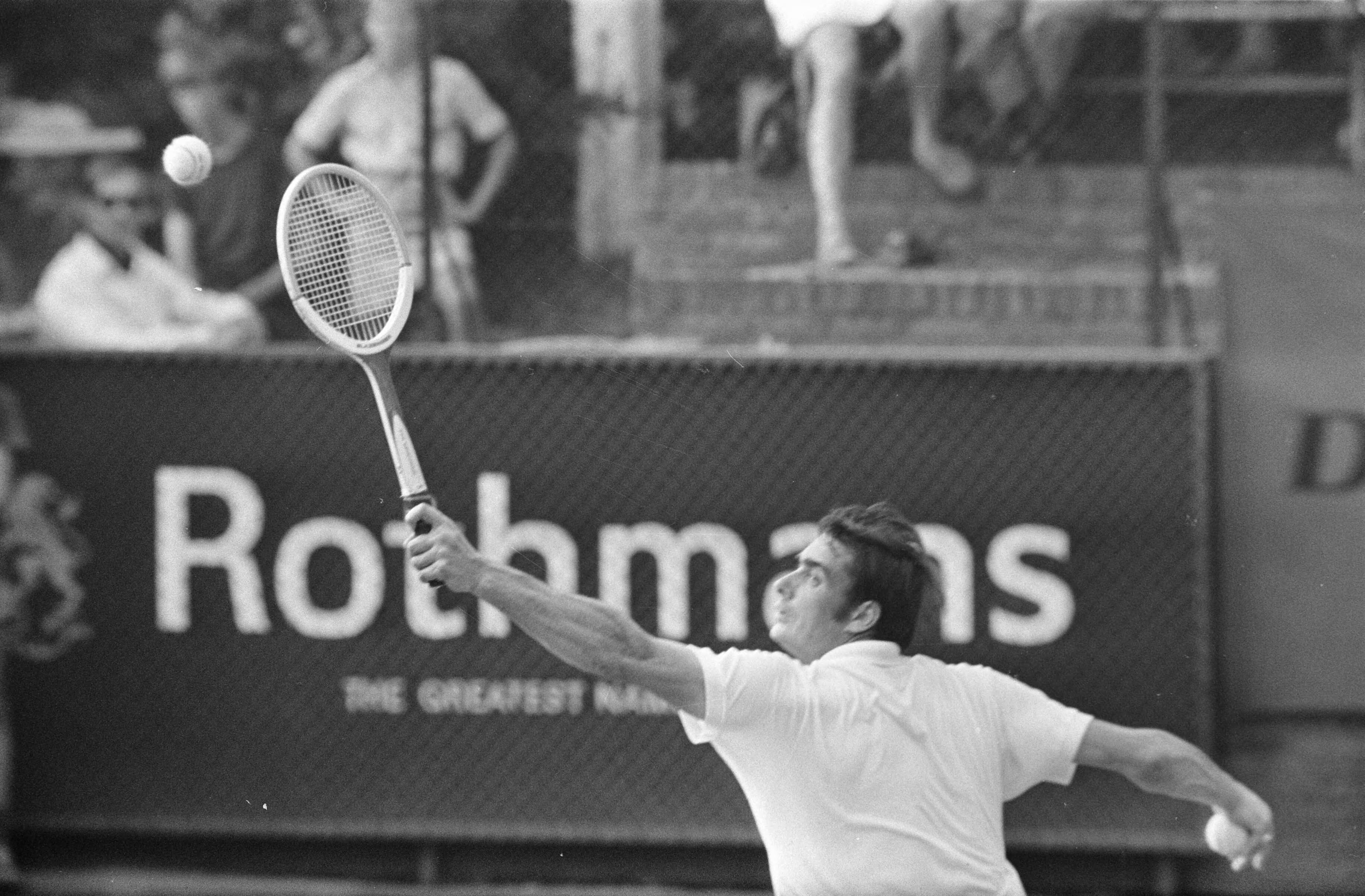 Open Nederlandse Tenniskampioenschappen 1969 in Hilversum — Roger Taylor (Engeland) in actie — Foto: Fotograaf Onbekend / Anefo. Licentie: Set B: Rechtenvrij / Publiek Domein. Bron: Nationaal Archief. http://hdl.handle.net/10648/ab7507fc-d0b4-102d-bcf8-003048976d84