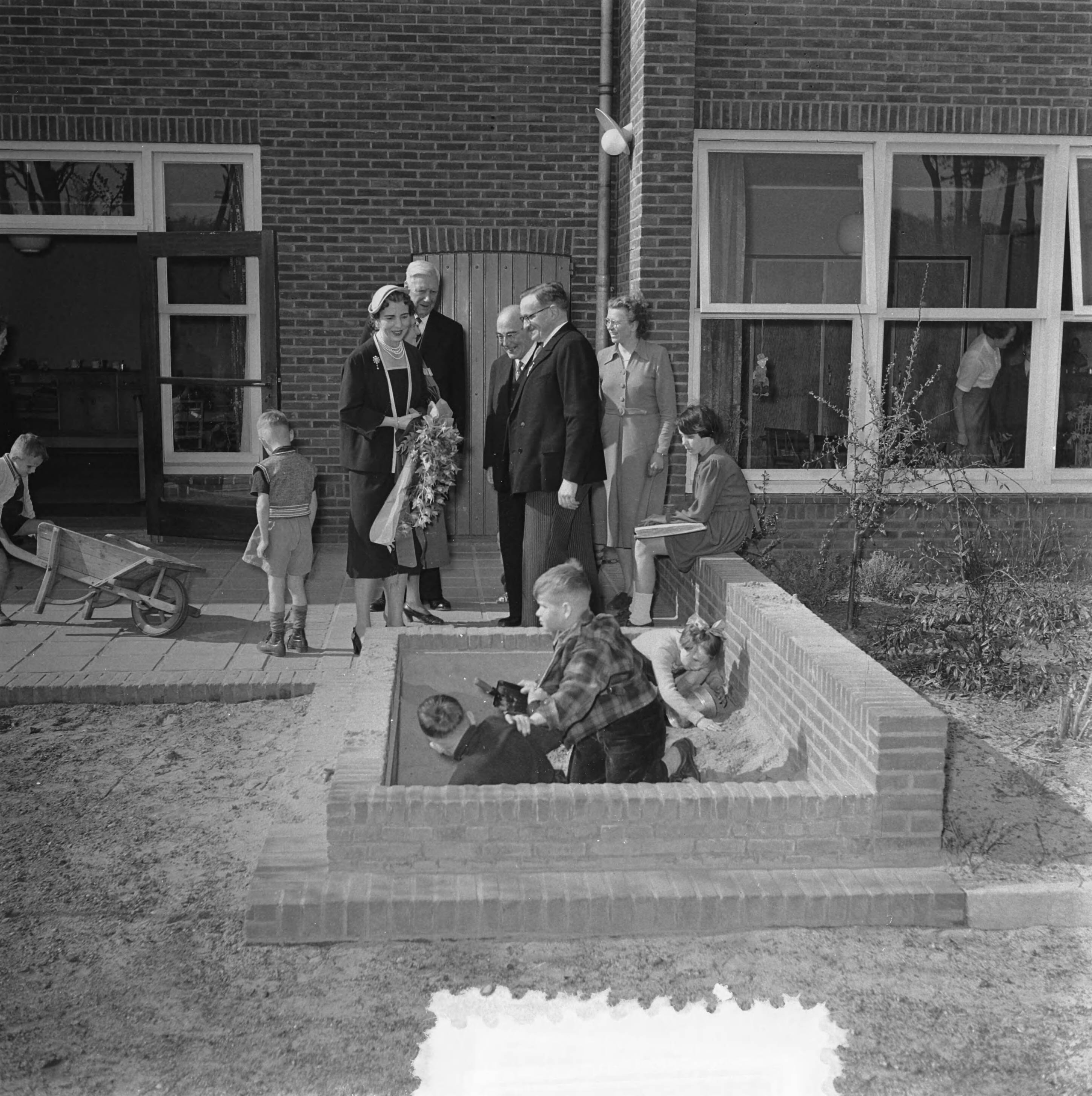 Deens staatsbezoek (1954) — Derde dag Deens staatsbezoek. Bezoek aan het blindeninstituut te Huizen. Koningin Ingrid bij kinderen in de zandbak — Foto: Noske, J.D. / Anefo. Licentie: Set B: Rechtenvrij / Publiek Domein. Bron: Nationaal Archief. http://hdl.handle.net/10648/a920f470-d0b4-102d-bcf8-003048976d84