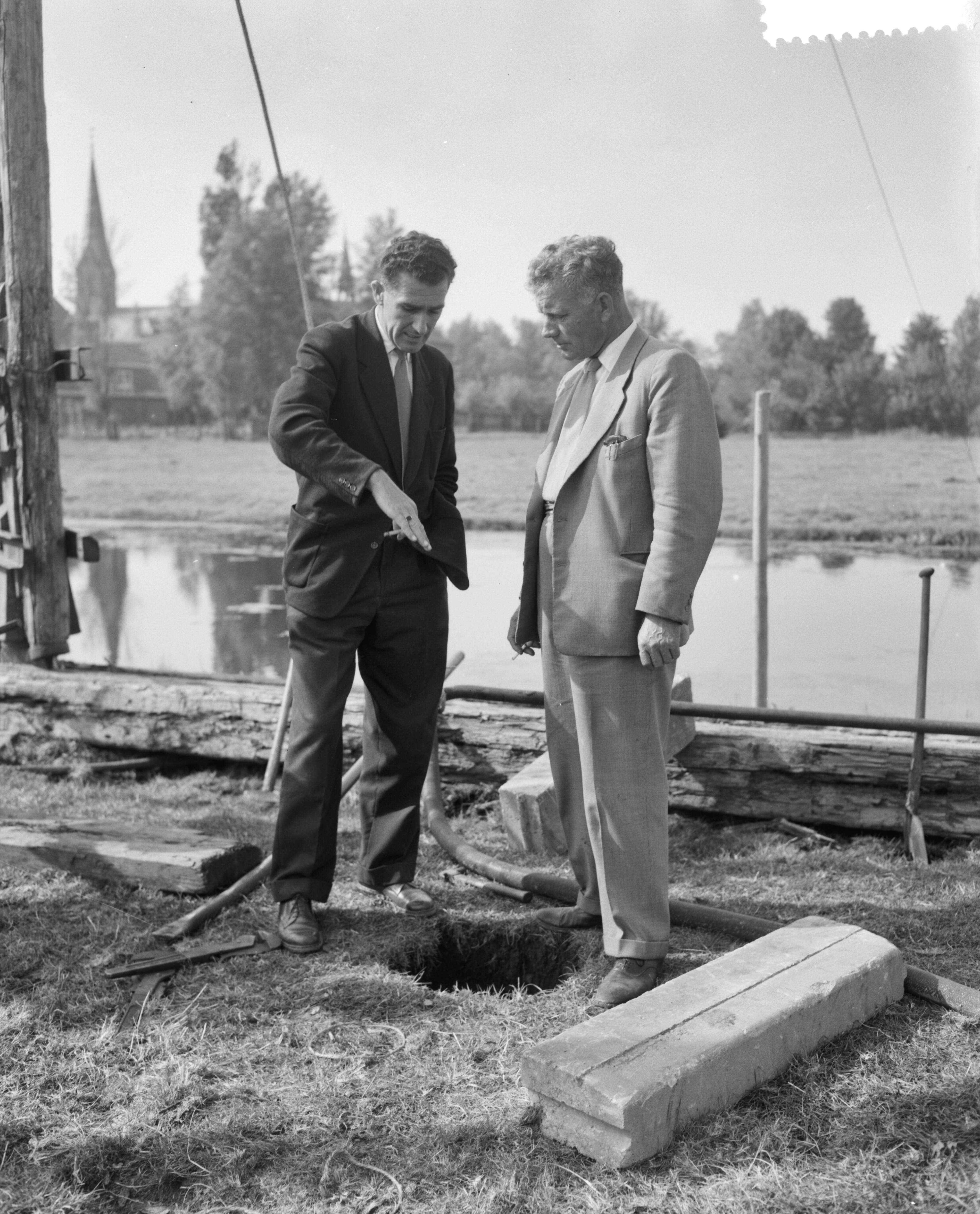Fotocollectie Anefo — Het "Ding" in Wormer (gat in weiland) — Foto: Bilsen, Joop van / Anefo. Licentie: Set B: Rechtenvrij / Publiek Domein. Bron: Nationaal Archief. http://hdl.handle.net/10648/a99e5c3a-d0b4-102d-bcf8-003048976d84