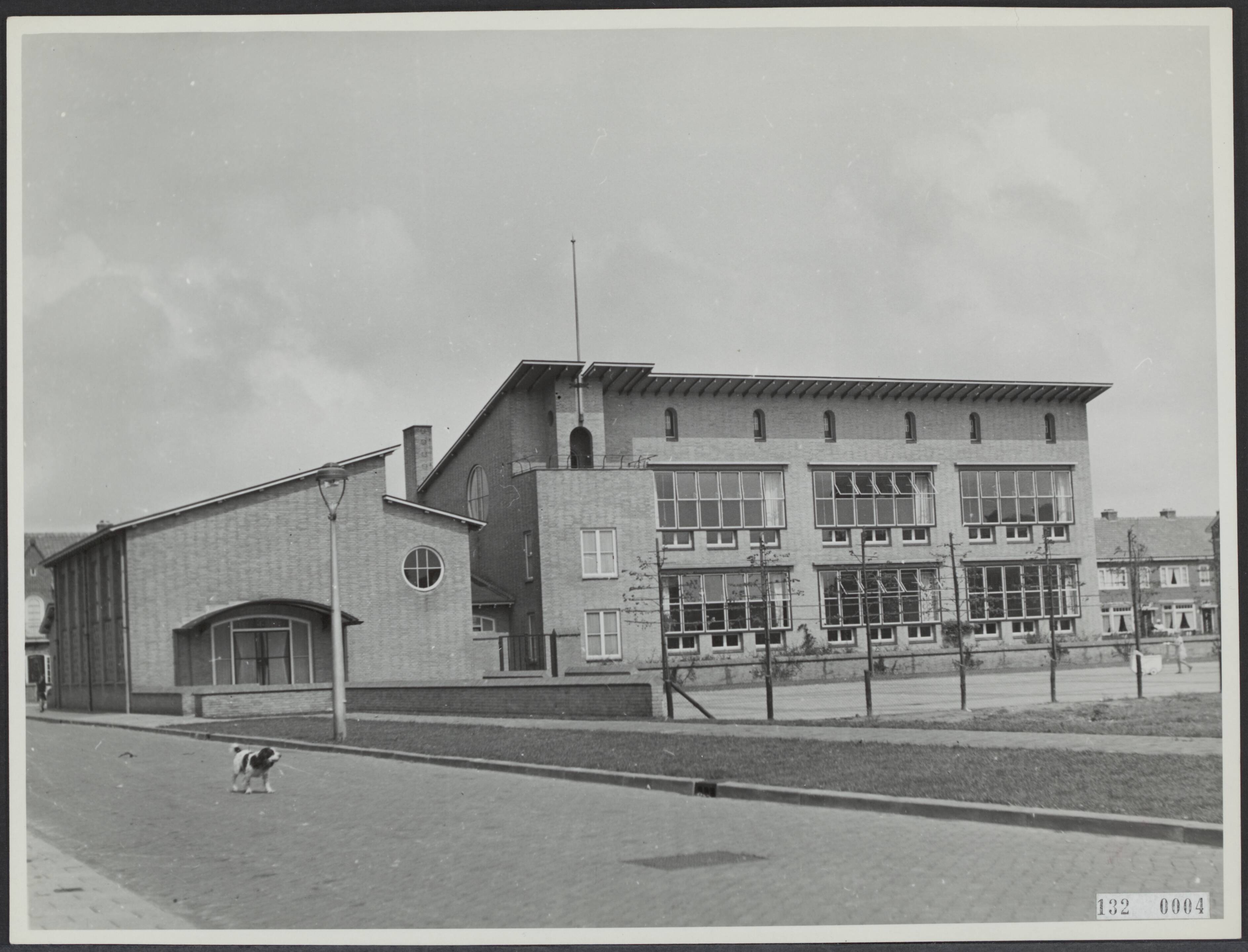 Scholen, Lager Onderwijs [RVD] — J.P. Coenschool, Gijsbrecht van Aemstelstraat 118 te Haarlem. Openb. L.O. Zuidzijde. Architect ir. G. Friedhoff — Foto: Rijksvoorlichtingsdienst (RVD). Licentie: Set B: Rechtenvrij / Publiek Domein. Bron: Nationaal Archief. http://hdl.handle.net/10648/af5260f4-d0b4-102d-bcf8-003048976d84