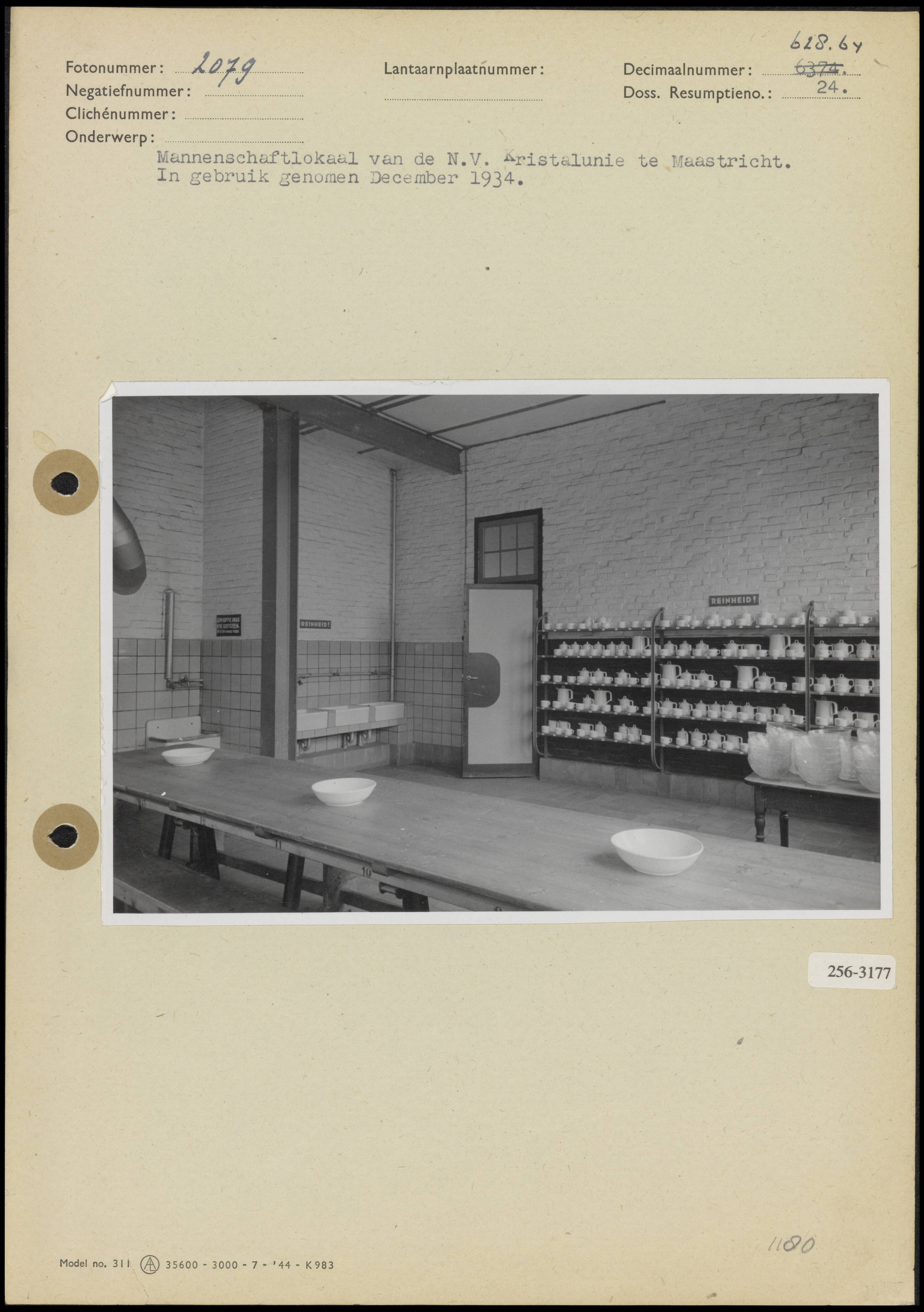 Schaftlokalen en kantines — Mannenschaftlokaal van NV Kristalunie te Maastricht; in gebruik genomen in december 1934 — Foto: Onbekend / Publiek Domein of Rechtenvrij. Licentie: Set B: Rechtenvrij / Publiek Domein. Bron: Nationaal Archief. http://hdl.handle.net/10648/b01626ec-d0b4-102d-bcf8-003048976d84