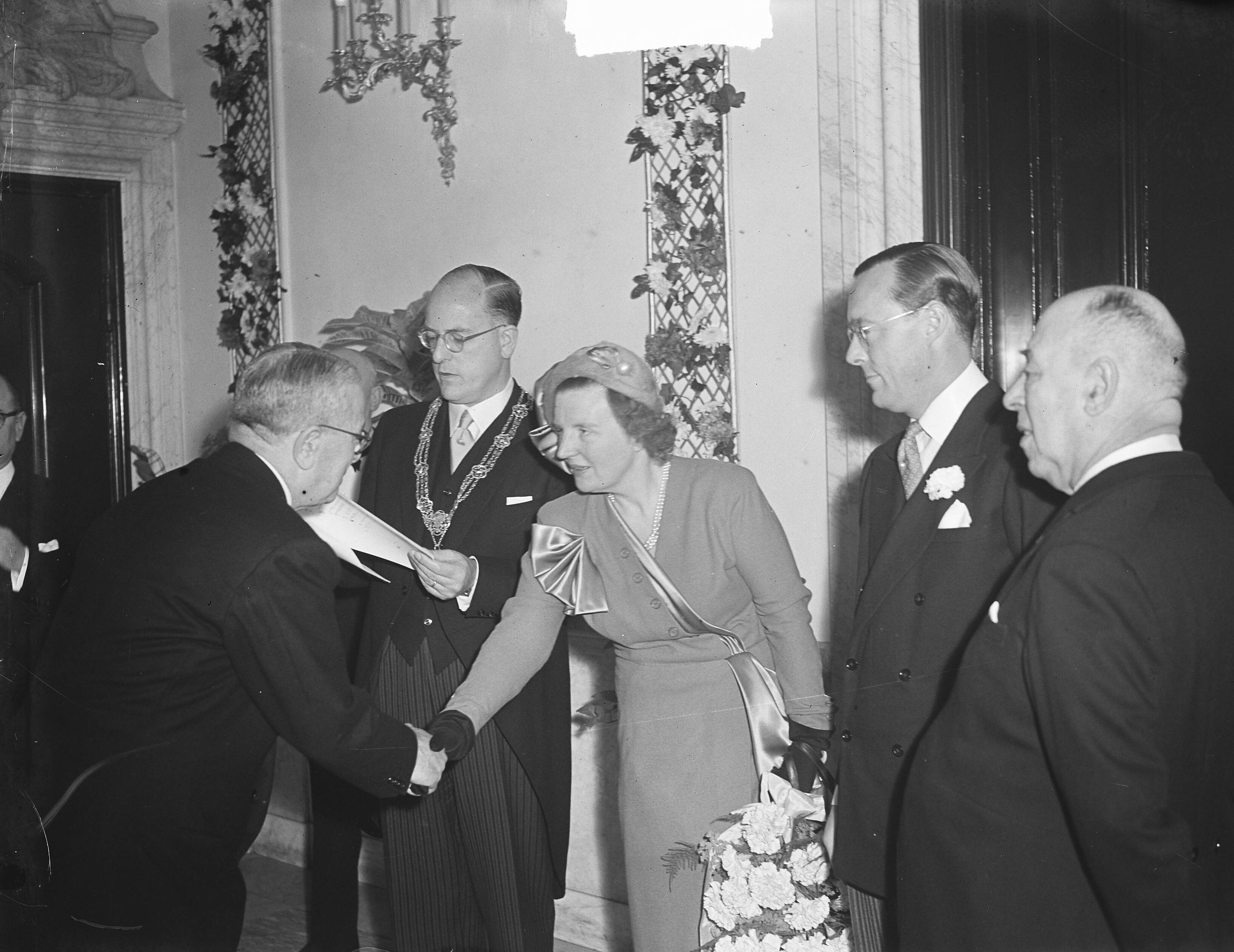 Koninklijk bezoek aan Den Haag (1950) — Koninklijk bezoek aan Den Haag. Ontvangst op stadhuis — Foto: Noske, J.D. / Anefo. Licentie: Set B: Rechtenvrij / Publiek Domein. Bron: Nationaal Archief. http://hdl.handle.net/10648/a8e2477a-d0b4-102d-bcf8-003048976d84
