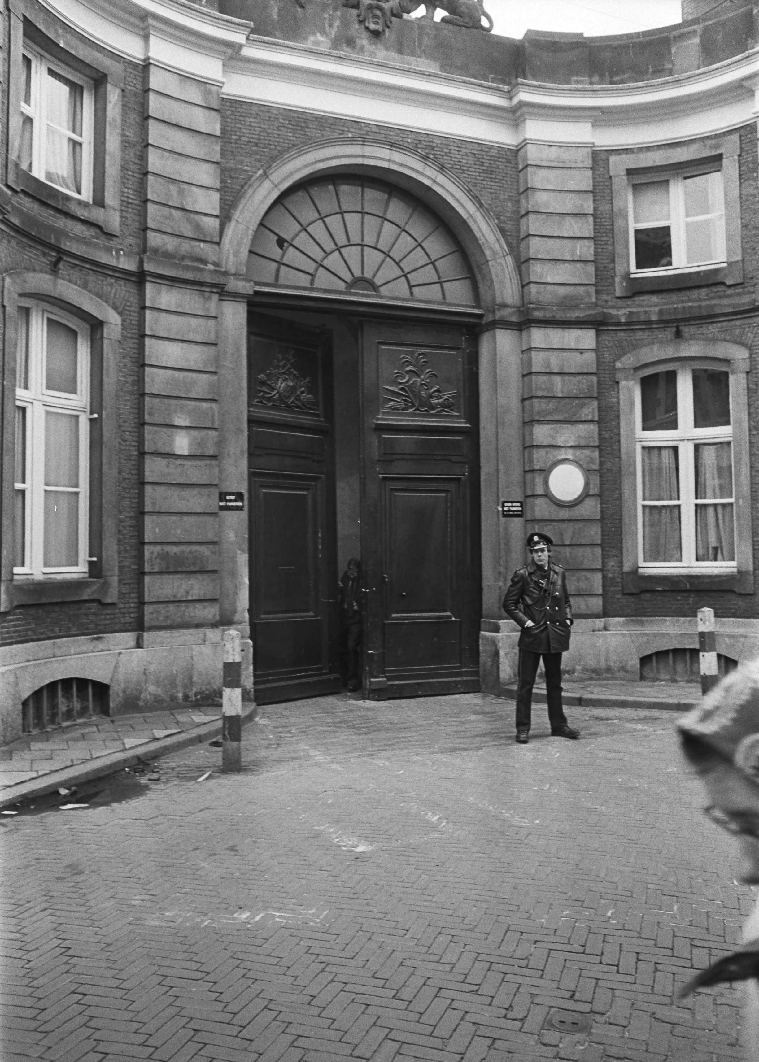 Britse ambassadeur Sir Richard Sykes in Den Haag vermoord — Politie voor de ambtswoning — Foto: Suyk, Koen / Anefo. Licentie: Set B: Rechtenvrij / Publiek Domein. Bron: Nationaal Archief. http://hdl.handle.net/10648/acc6b844-d0b4-102d-bcf8-003048976d84