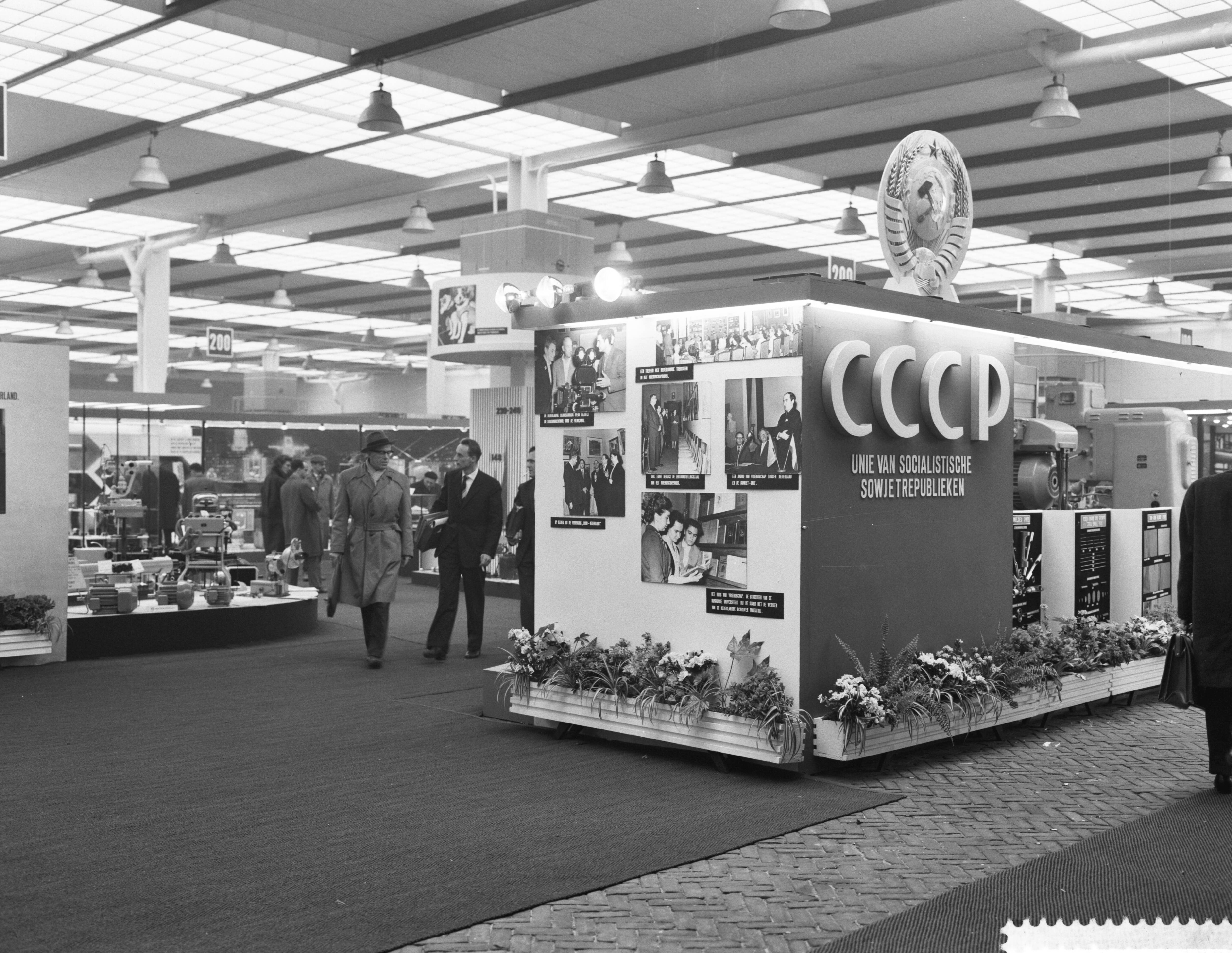 Fotocollectie Anefo — Opening Voorjaarsbeurs te Utrecht. Interieur met stands in de Marijkehal — Foto: Rossem, Wim van / Anefo. Licentie: Set B: Rechtenvrij / Publiek Domein. Bron: Nationaal Archief. http://hdl.handle.net/10648/a9cd13cc-d0b4-102d-bcf8-003048976d84
