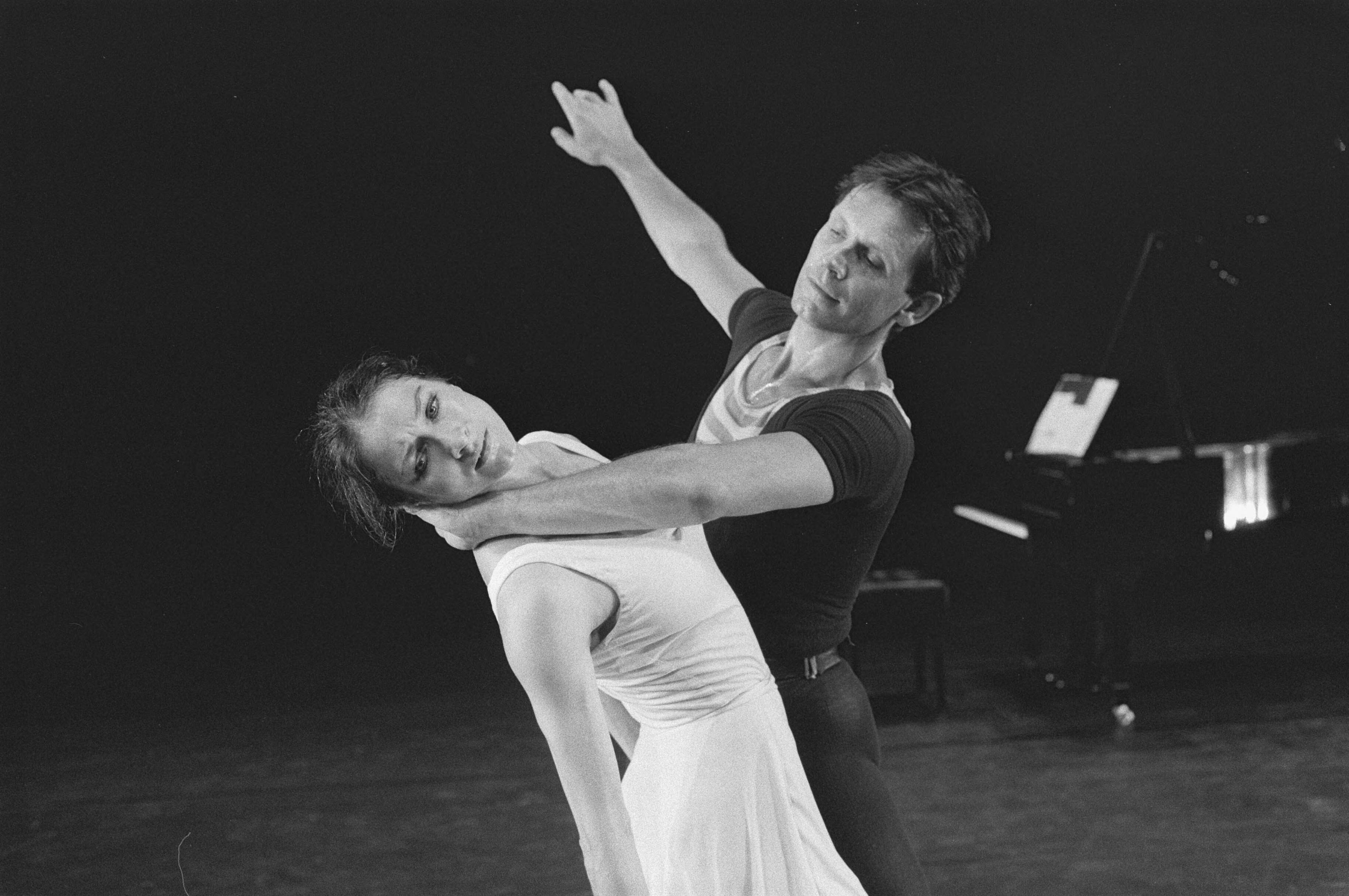 Fotocollectie Anefo — Alexandra Radius en Han Ebbelaar 25 jaar danspaar; tijdens repetities (duet voor Ballet en Muziek) in de Koninklijke Schouwburg in Den Haag — Foto: Bogaerts, Rob / Anefo. Licentie: Set B: Rechtenvrij / Publiek Domein. Bron: Nationaal Archief. http://hdl.handle.net/10648/ad3c35e2-d0b4-102d-bcf8-003048976d84