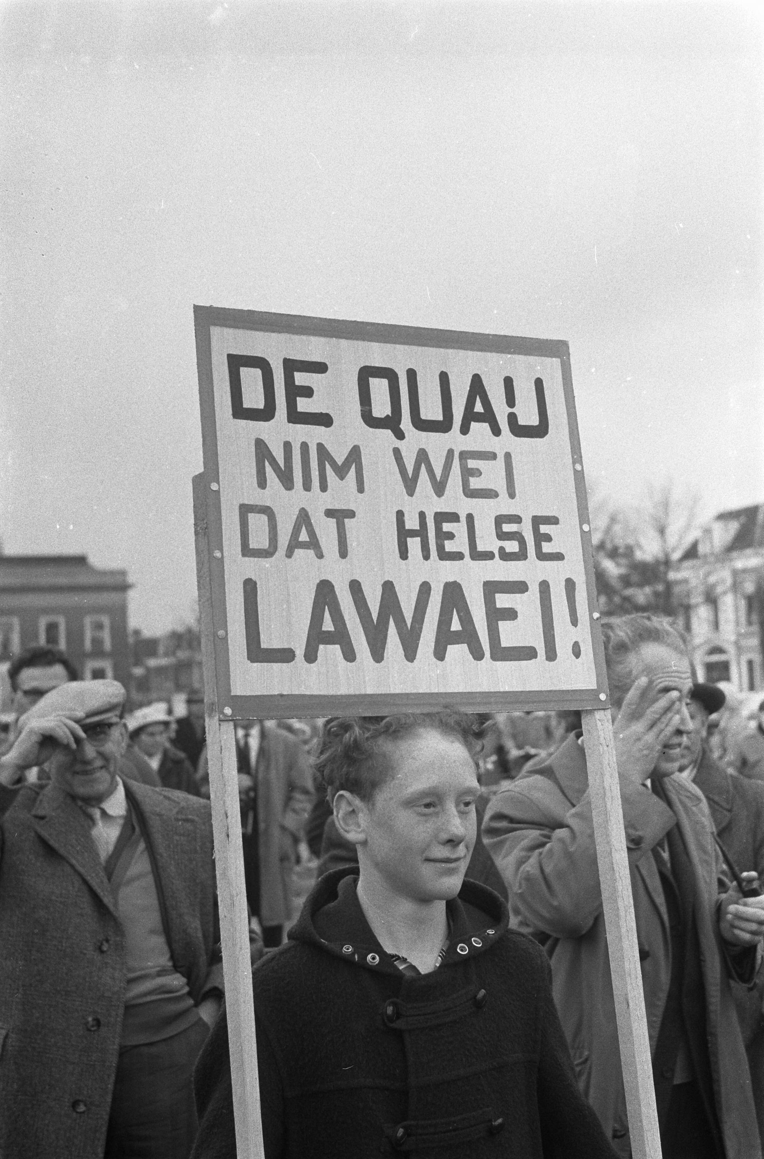 Fotocollectie Anefo — Protestdemonstratie tegen uitbreiding basis Leeuwarden. Protesterende bevolking voor het provinciehuis, ook de jeugd liep mee — Foto: Pot, Harry / Anefo. Licentie: Set B: Rechtenvrij / Publiek Domein. Bron: Nationaal Archief. http://hdl.handle.net/10648/a9be06d4-d0b4-102d-bcf8-003048976d84