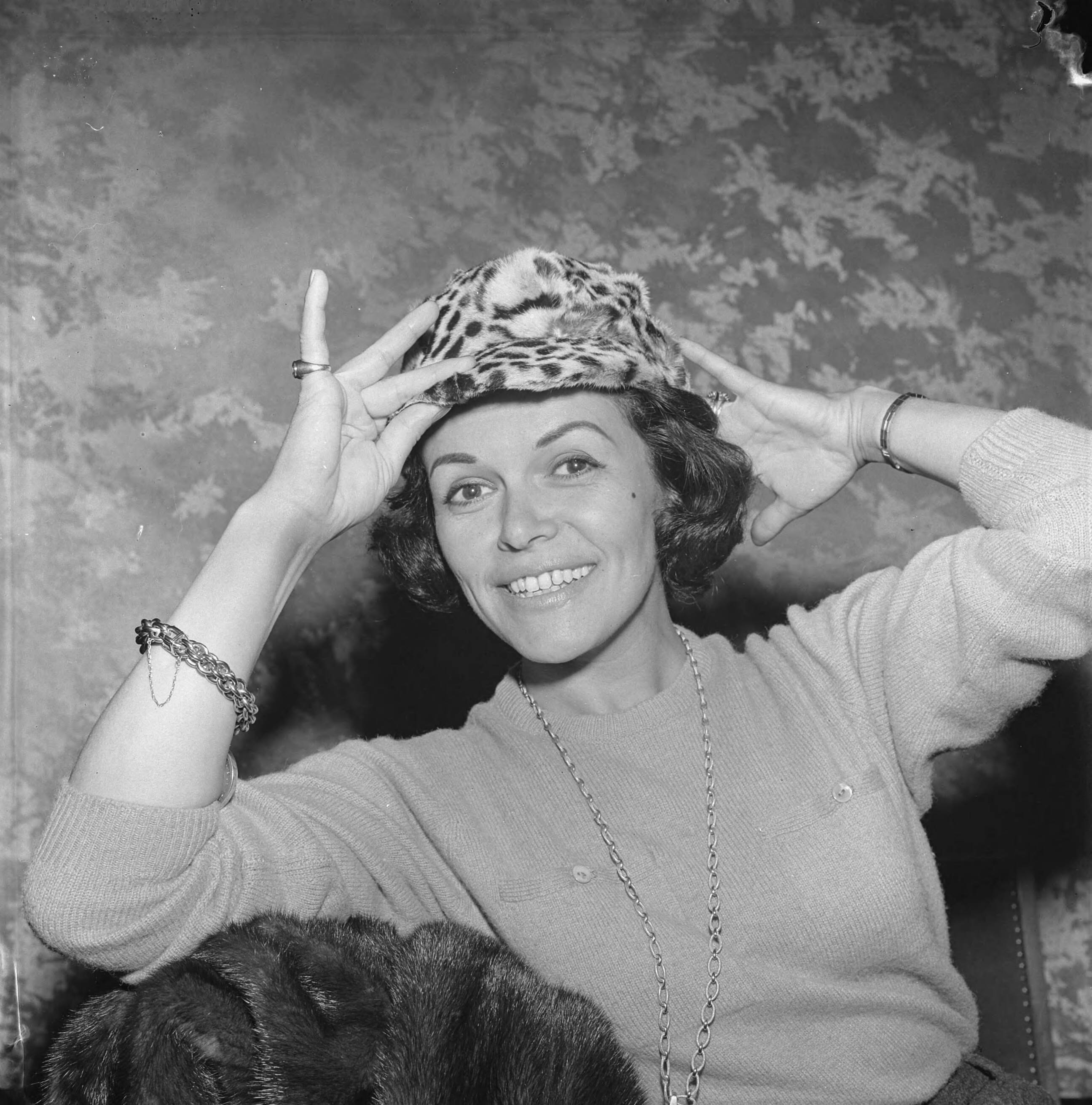 Fotocollectie Anefo — Eve Boswell komt voor Nederlandse TV, ze poseert tijdens repetitie in Hotel Hof van Holland te Hilversum met een muts van panterbont — Foto: Koch, Eric / Anefo. Licentie: Set B: Rechtenvrij / Publiek Domein. Bron: Nationaal Archief. http://hdl.handle.net/10648/aa252422-d0b4-102d-bcf8-003048976d84
