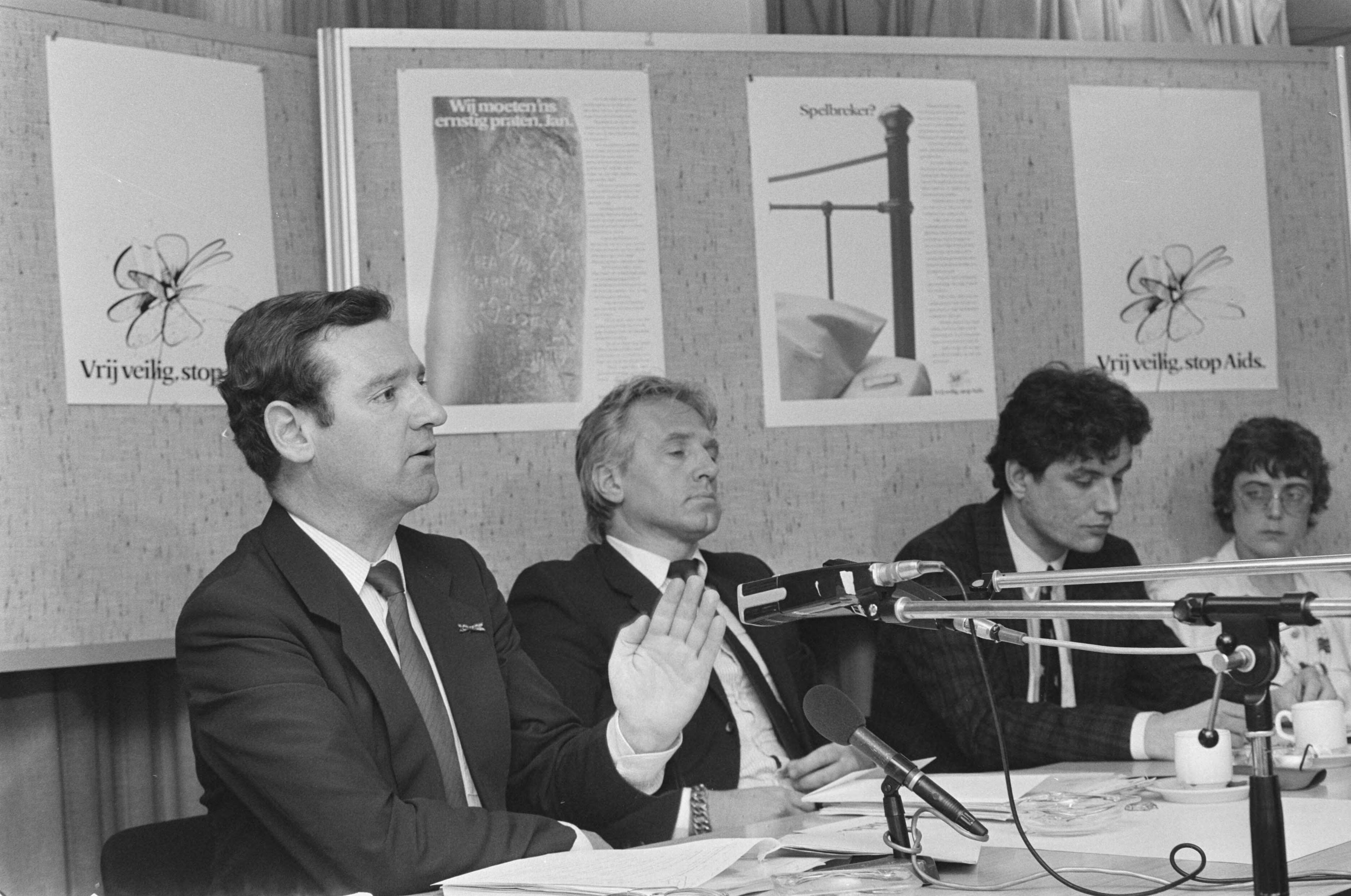 Fotocollectie Anefo — Landelijke AIDS-campagne van start in Den Haag ; v.l.n.r staatssecretaris Dees , Moerkerk en Van Wijngaarden van landelijk coordinatieteam AIDS tijdens persconferentie — Foto: Croes, Rob C. / Anefo. Licentie: Set B: Rechtenvrij / Publiek Domein. Bron: Nationaal Archief. http://hdl.handle.net/10648/ad5f223c-d0b4-102d-bcf8-003048976d84