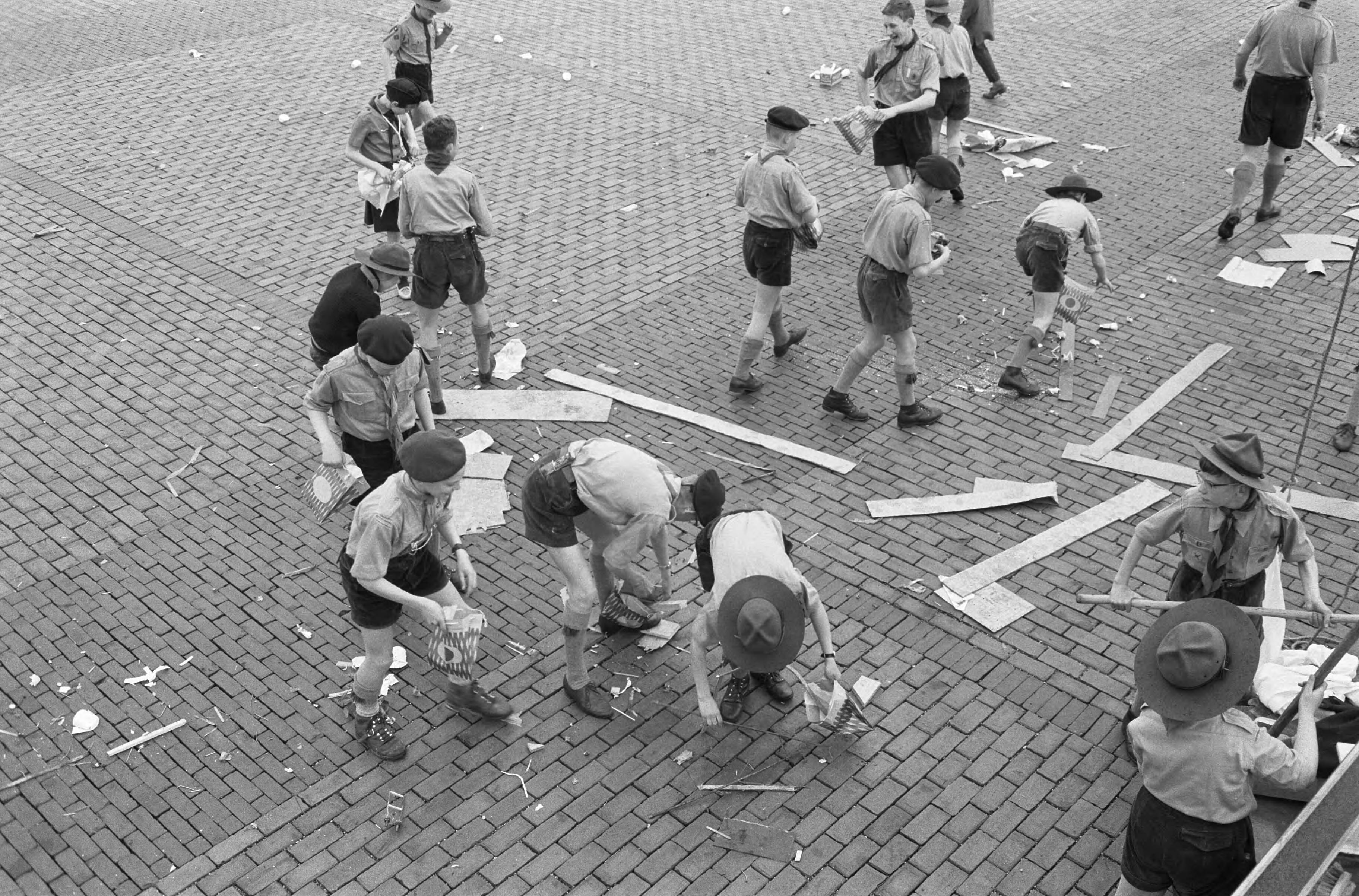Fotocollectie Anefo — Start "Heitje voor een Karweitje" te Hilversum. Schoonmaken omgeving Expohal — Foto: Pot, Harry / Anefo. Licentie: Set B: Rechtenvrij / Publiek Domein. Bron: Nationaal Archief. http://hdl.handle.net/10648/a9cfdea4-d0b4-102d-bcf8-003048976d84