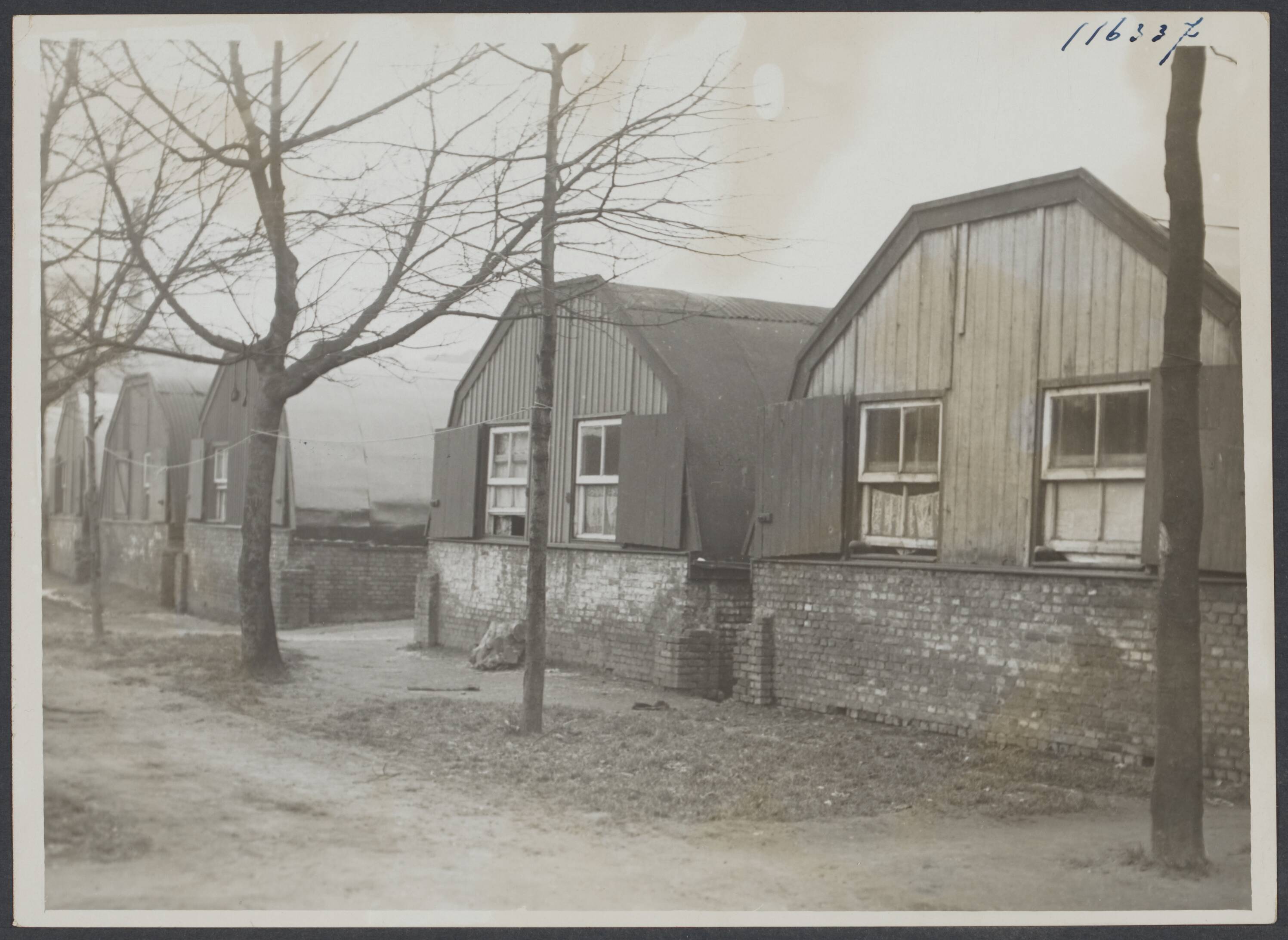 Mechelen — Mechelen. Zandpoortvest, noodwoningen — Foto: Onbekend / Publiek Domein of Rechtenvrij. Licentie: Set B: Rechtenvrij / Publiek Domein. Bron: Nationaal Archief. http://hdl.handle.net/10648/273db84d-058e-c275-e675-6ec10266a2ab