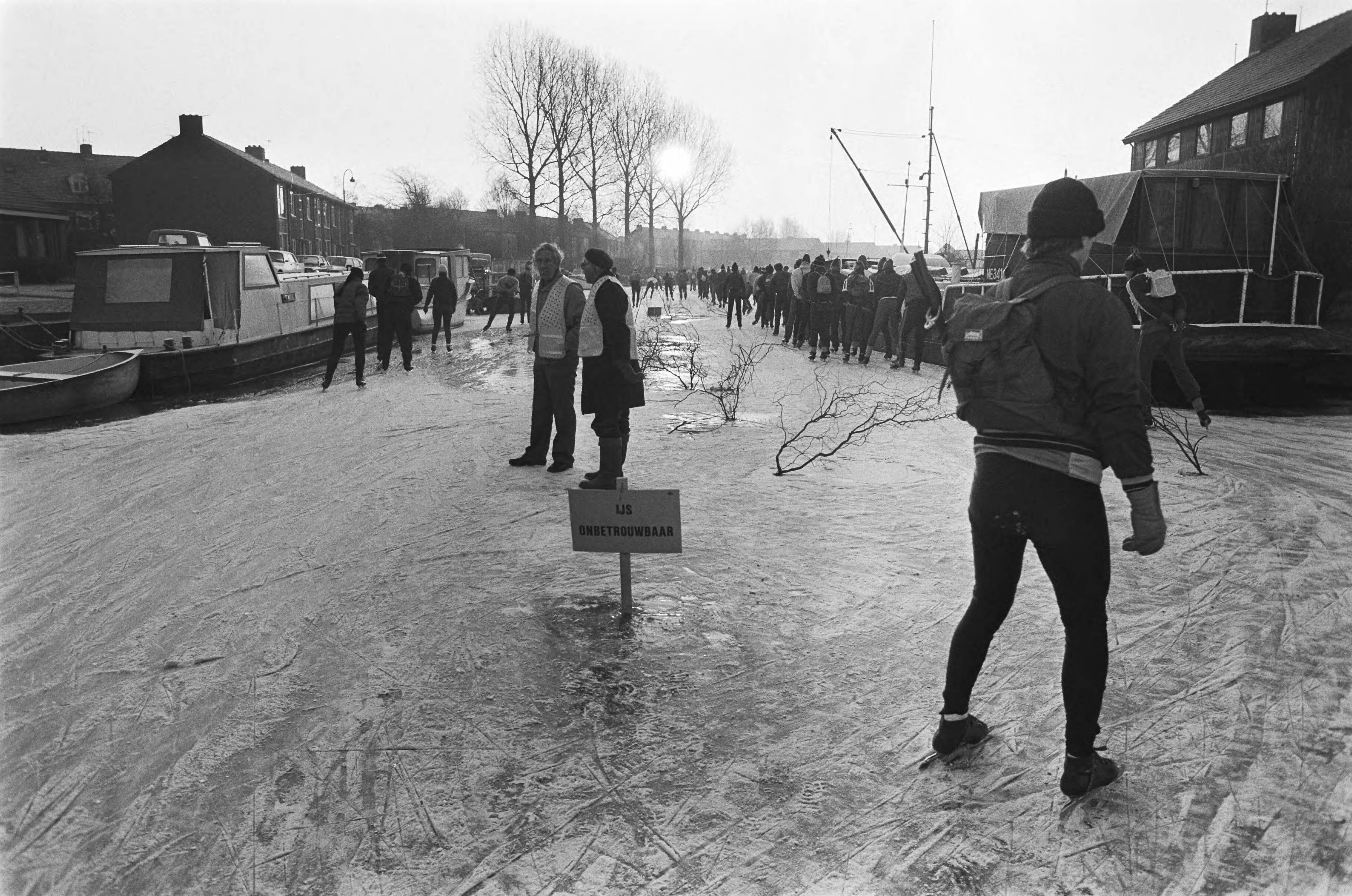 Schaatsdriedaagse Ankeveen — Onbetrouwbaar ijs — Foto: Molendijk, Bart / Anefo. Licentie: Set B: Rechtenvrij / Publiek Domein. Bron: Nationaal Archief. http://hdl.handle.net/10648/ad4fd00c-d0b4-102d-bcf8-003048976d84