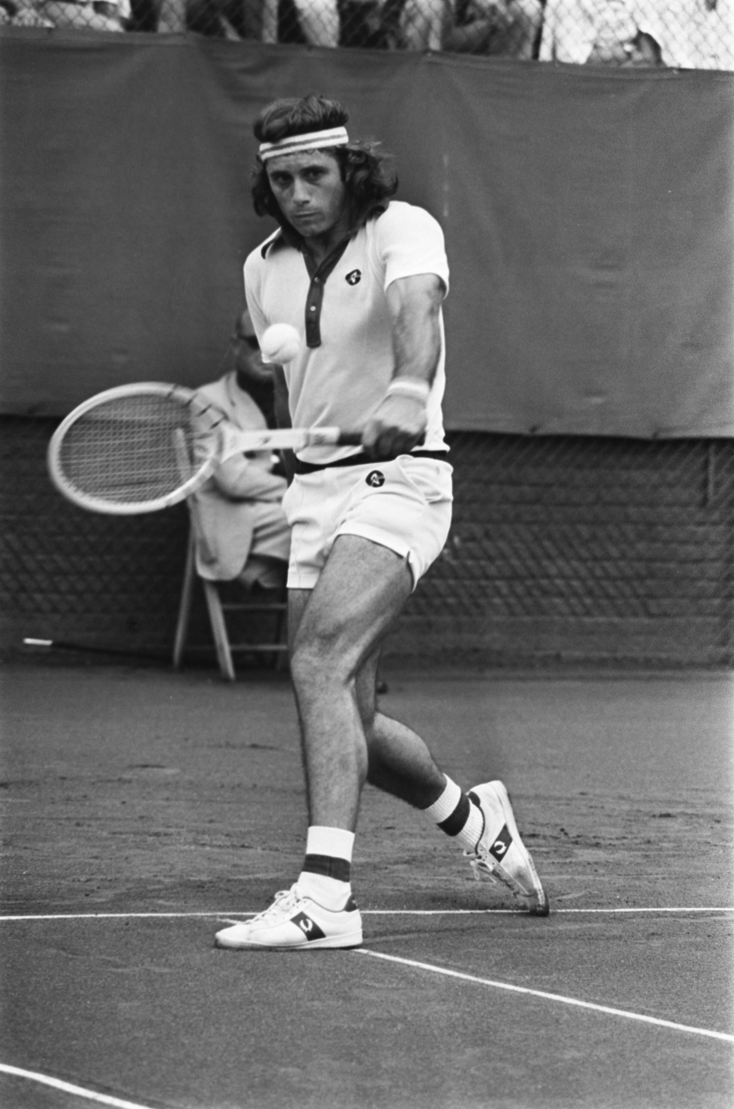 Finale tenniskampioenschappen op het Melkhuisje te Hilversum in 1975 — Vilas (Argentinië) in aktie — Foto: Verhoeff, Bert / Anefo. Licentie: Set B: Rechtenvrij / Publiek Domein. Bron: Nationaal Archief. http://hdl.handle.net/10648/ac6dfc72-d0b4-102d-bcf8-003048976d84