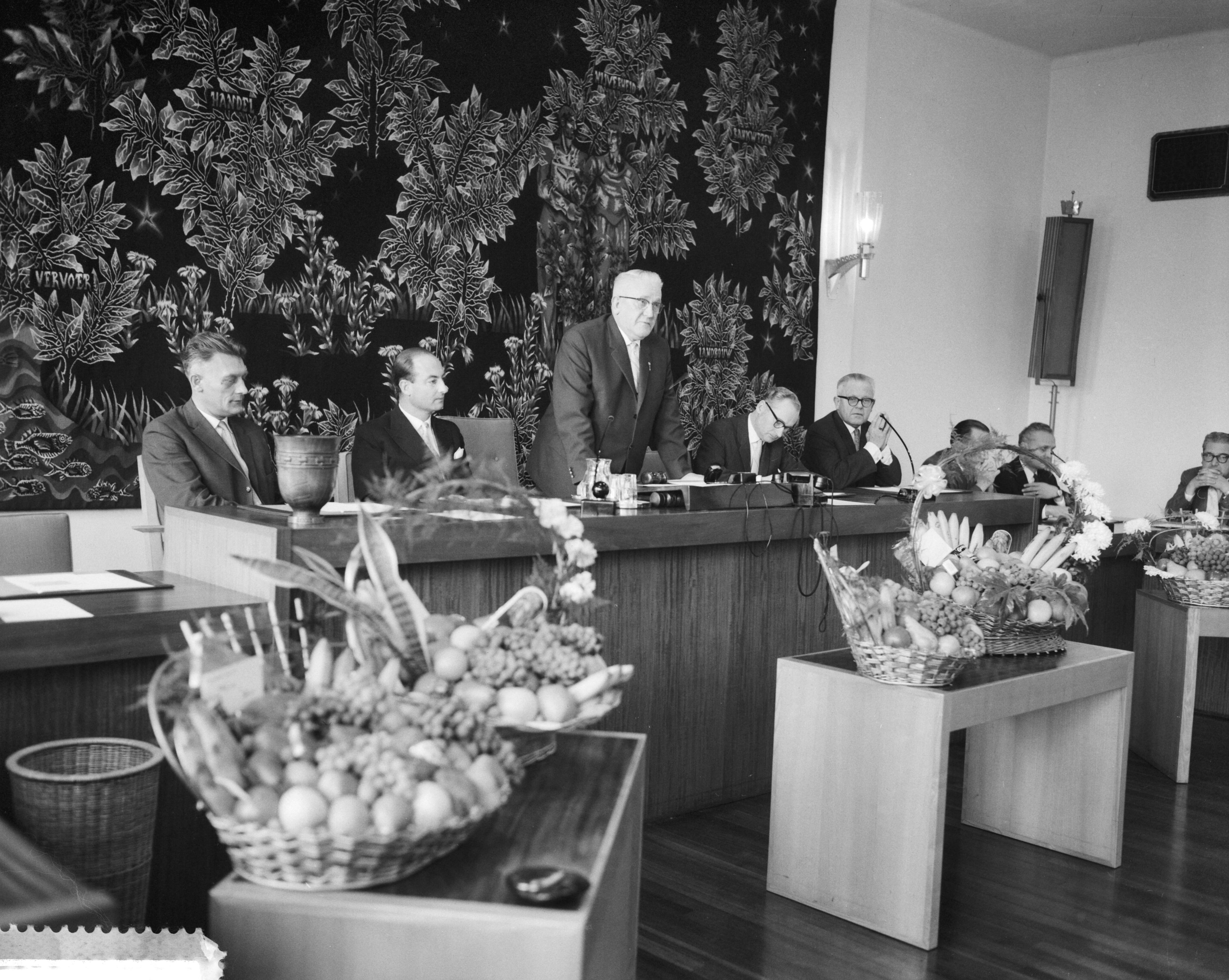 Fotocollectie Anefo — Eerste openbare vergadering Bedrijfsschap van Aardappelen, Groenten en Fruit te Den Haag, overzicht van de bestuurstafel — Foto: Behrens, Herbert F. / Anefo. Licentie: Set B: Rechtenvrij / Publiek Domein. Bron: Nationaal Archief. http://hdl.handle.net/10648/a9a15b7e-d0b4-102d-bcf8-003048976d84
