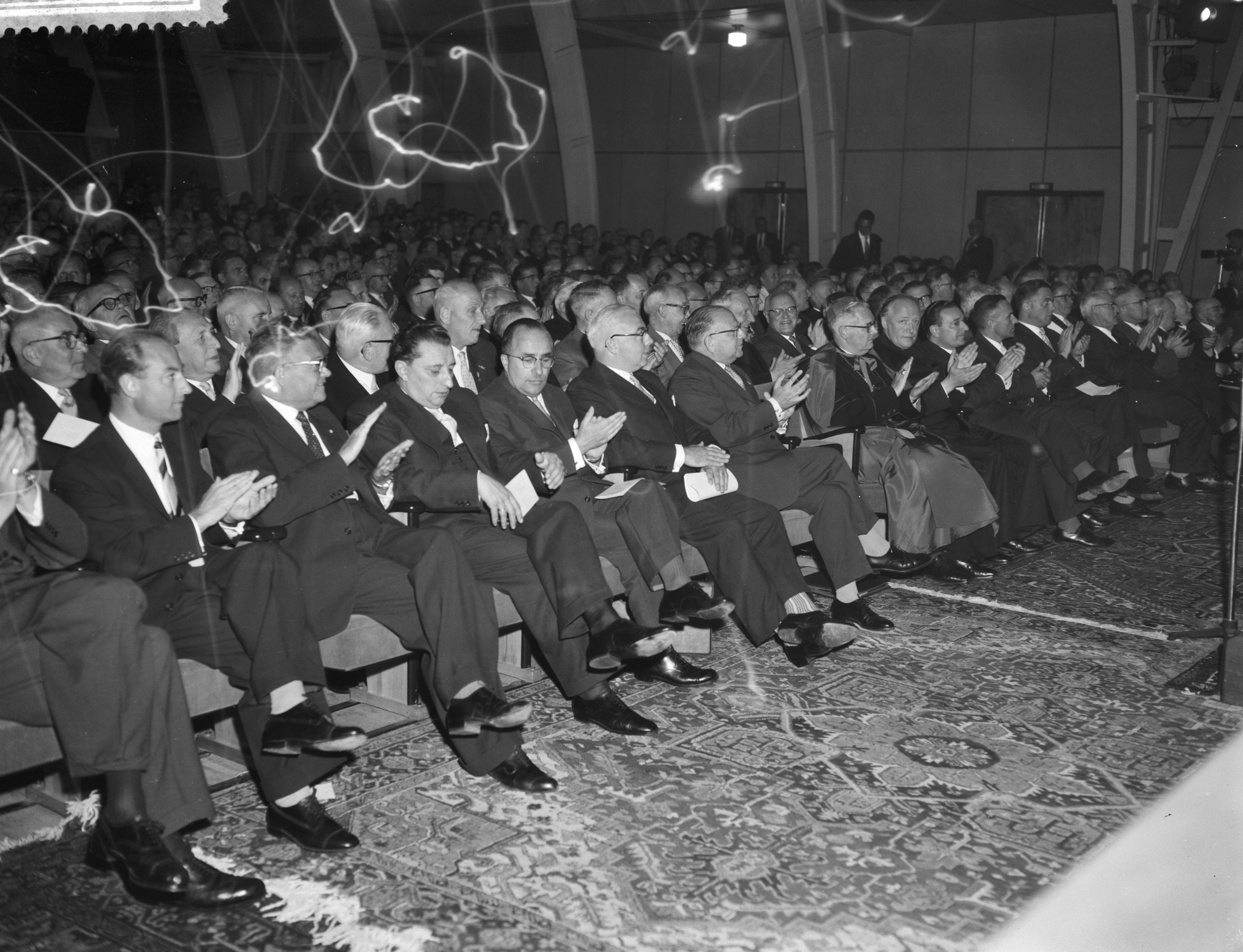 Fotocollectie Anefo — Herdenkingszitting van de KAB in Tivoli te Utrecht, v.l.n.r. Minister mr. J. van Aartsen , mr. J. M. L. Th. Cals , Staatssecretaris dr. G. M. J. Veldkamp , Minister — Foto: Rossem, Wim van / Anefo. Licentie: Set B: Rechtenvrij / Publiek Domein. Bron: Nationaal Archief. http://hdl.handle.net/10648/a99db1ea-d0b4-102d-bcf8-003048976d84