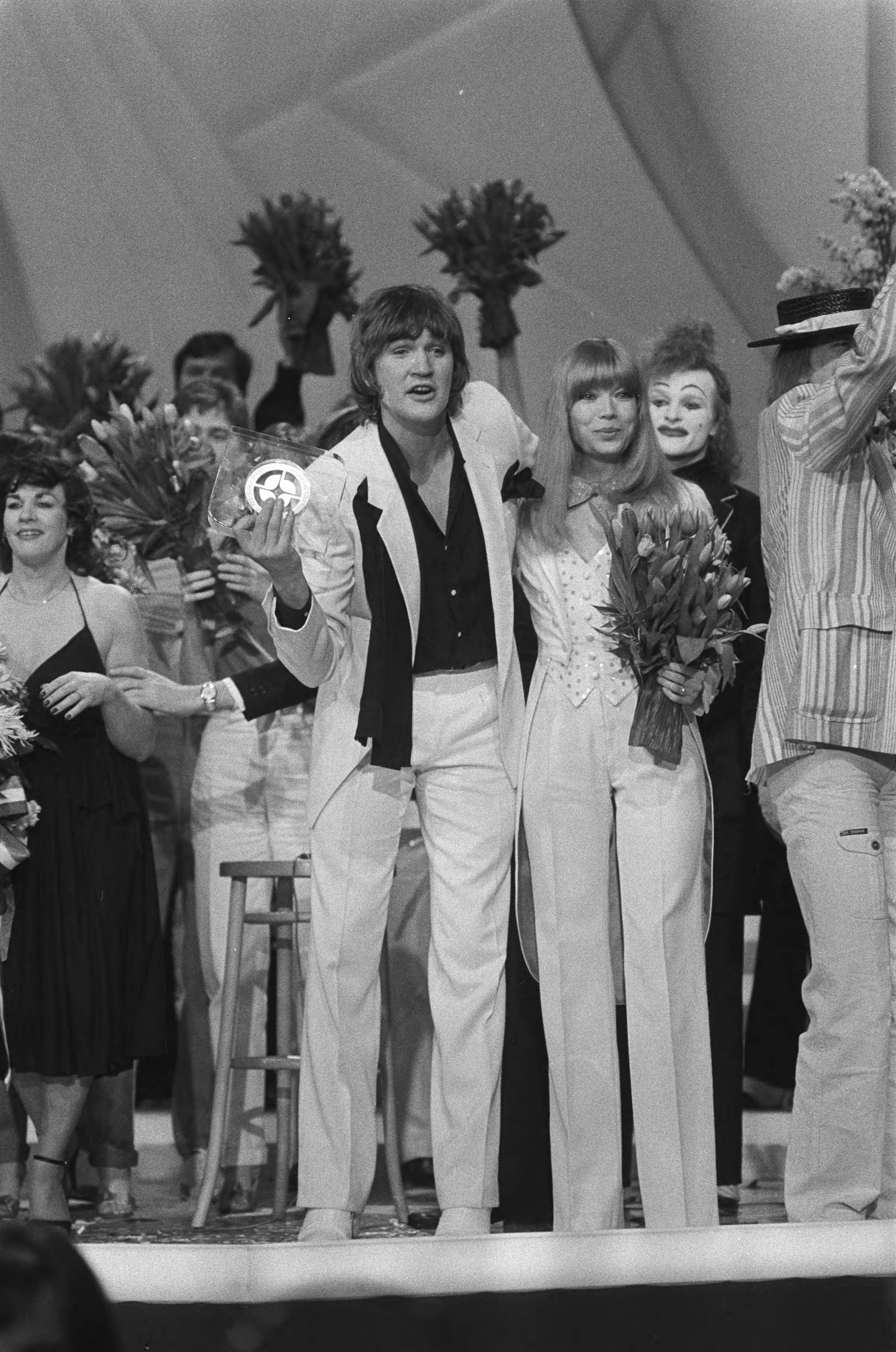 Eurovisie Songfestival 1980 — Eurovisie Songfestival 1980 (Den Haag); winnaar Johnny Logan (Ierland) in de bloemen — Foto: Dijk, Hans van / Anefo. Licentie: Set B: Rechtenvrij / Publiek Domein. Bron: Nationaal Archief. http://hdl.handle.net/10648/acde7920-d0b4-102d-bcf8-003048976d84